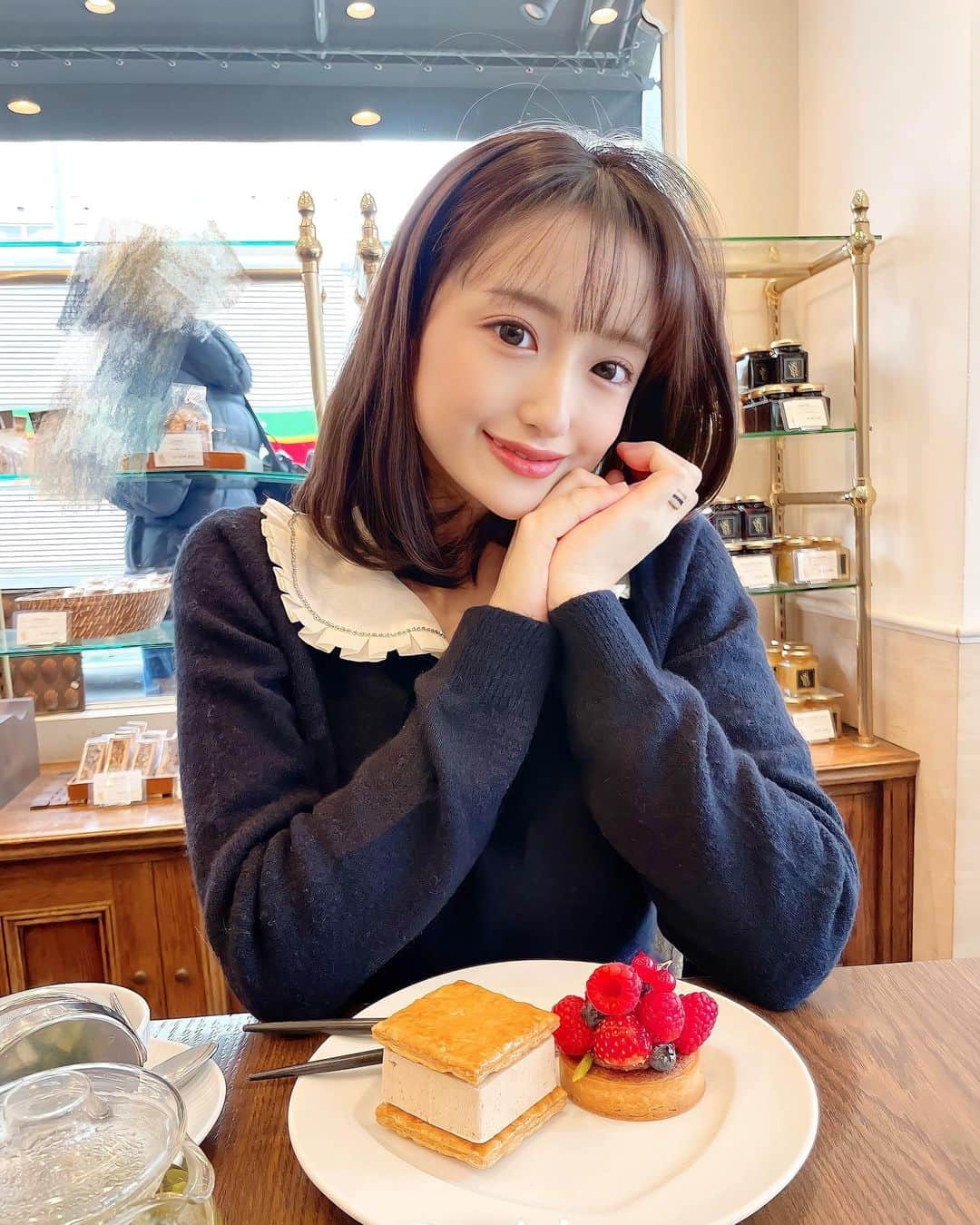 愛咲りおなのインスタグラム：「ここのケーキがやばすぎた🍰♡  お昼ごはんの予約してなかったら、後2個は食べてた🐷🐷🐷」