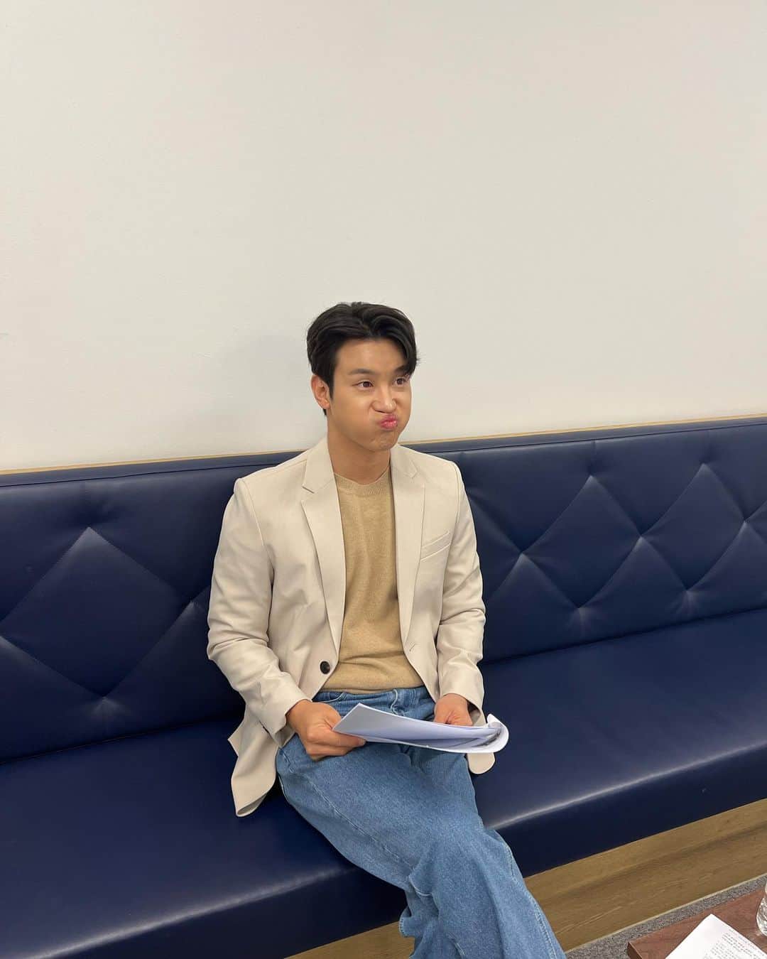 Lee Si-gangのインスタグラム：「뷁 🤟🏻 (낼 추위가 기대된다)❄️⛄️ 감기조심하세유!!🌬  寒くて死ぬかも、風邪ひかないように 気をつけてくださいね❄️☃️」