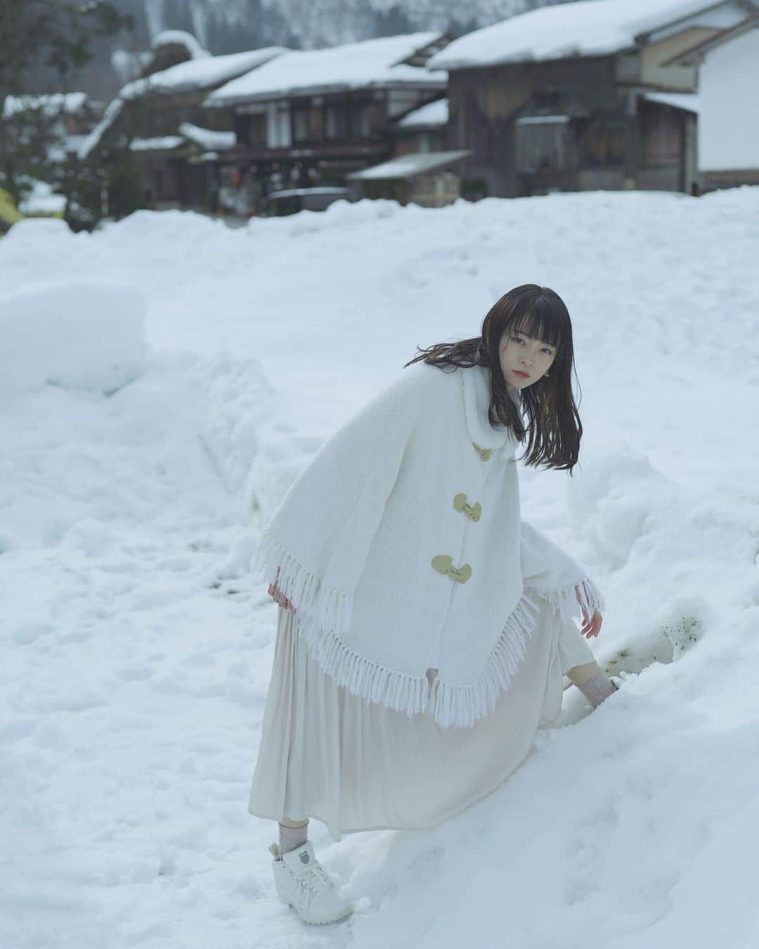 Yuma Takatsukiさんのインスタグラム写真 - (Yuma TakatsukiInstagram)「. . . snow . . . . . . 話題になってたLUMIX S5Ⅱの リアルタイムLUTを使って撮影しました。 レンズはキットレンズの50mmF1.8。 ⁡ 編集は露光量上げただけ。 写真を撮る人にとっては LUTってあんまり馴染みがないかもしれないけど 撮って出し段階で試行錯誤できるし 写真を撮るのが楽しくなりそう。 ⁡ それでは今日もお疲れさまでした！ . Gifu／Japan LUMIX S5Ⅱ／LUMIX S 50mmF1.8 . #lumix_ambassador  #lumixjapan  #lumix  #lumixs5ii  . ―――――――――――――――――――――――――― 関西を中心にフリーランスで活動しています。 Web広告、個人撮影、家族撮影、PR撮影など、 1月以降の撮影依頼募集中です。 ⁡ ⁡Yuma Takatsukiオリジナルプリセットも販売中です。 ⁡プロフィールのポートフォリオサイトからご覧下さい。  またフォトサークルITTOKOという活動をしています。 ⁡ハイライトに色んなイベントをまとめています。 ――――――――――――――――――――――――――」1月23日 22時30分 - yu_umaa06