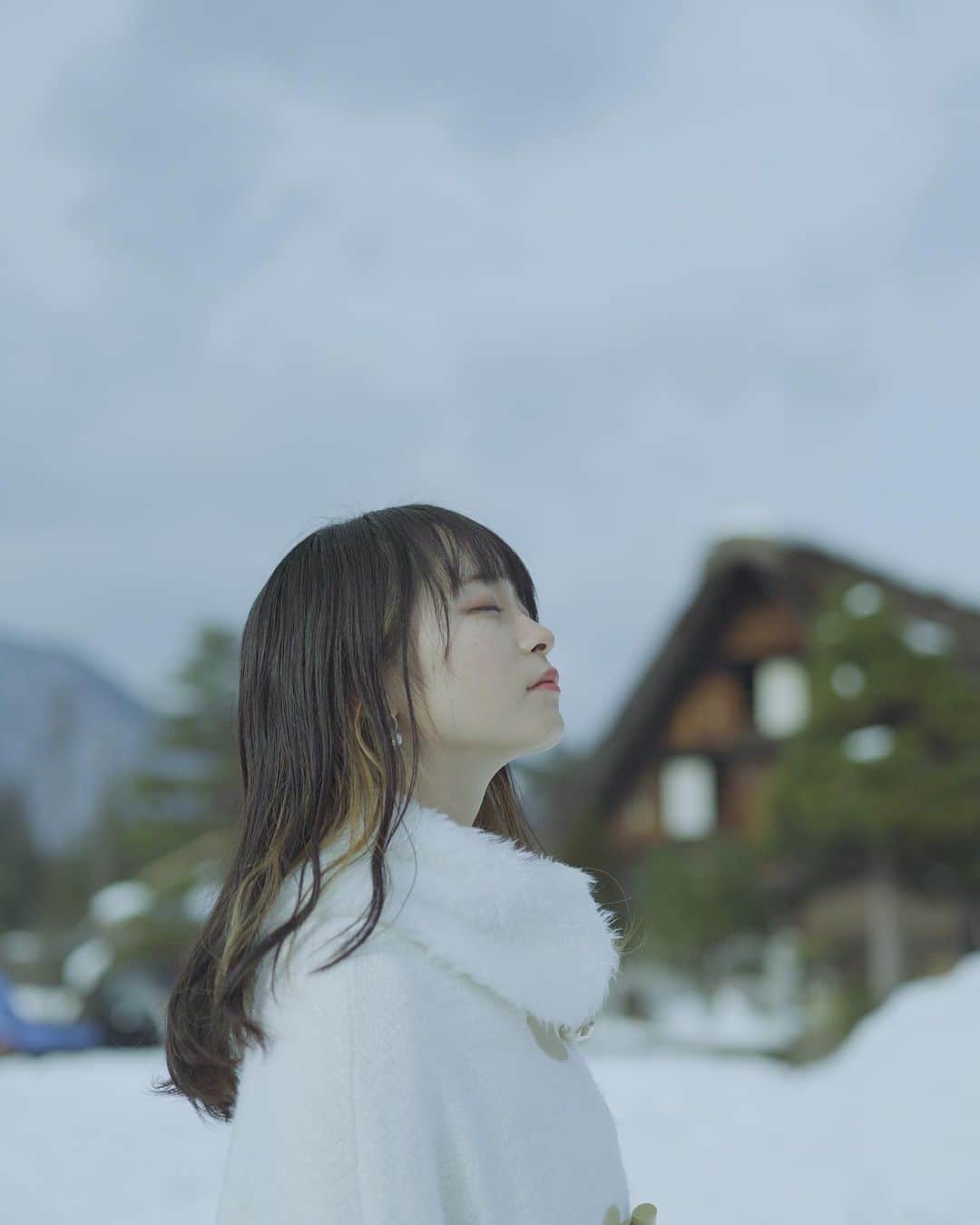 Yuma Takatsukiさんのインスタグラム写真 - (Yuma TakatsukiInstagram)「. . . snow . . . . . . 話題になってたLUMIX S5Ⅱの リアルタイムLUTを使って撮影しました。 レンズはキットレンズの50mmF1.8。 ⁡ 編集は露光量上げただけ。 写真を撮る人にとっては LUTってあんまり馴染みがないかもしれないけど 撮って出し段階で試行錯誤できるし 写真を撮るのが楽しくなりそう。 ⁡ それでは今日もお疲れさまでした！ . Gifu／Japan LUMIX S5Ⅱ／LUMIX S 50mmF1.8 . #lumix_ambassador  #lumixjapan  #lumix  #lumixs5ii  . ―――――――――――――――――――――――――― 関西を中心にフリーランスで活動しています。 Web広告、個人撮影、家族撮影、PR撮影など、 1月以降の撮影依頼募集中です。 ⁡ ⁡Yuma Takatsukiオリジナルプリセットも販売中です。 ⁡プロフィールのポートフォリオサイトからご覧下さい。  またフォトサークルITTOKOという活動をしています。 ⁡ハイライトに色んなイベントをまとめています。 ――――――――――――――――――――――――――」1月23日 22時30分 - yu_umaa06