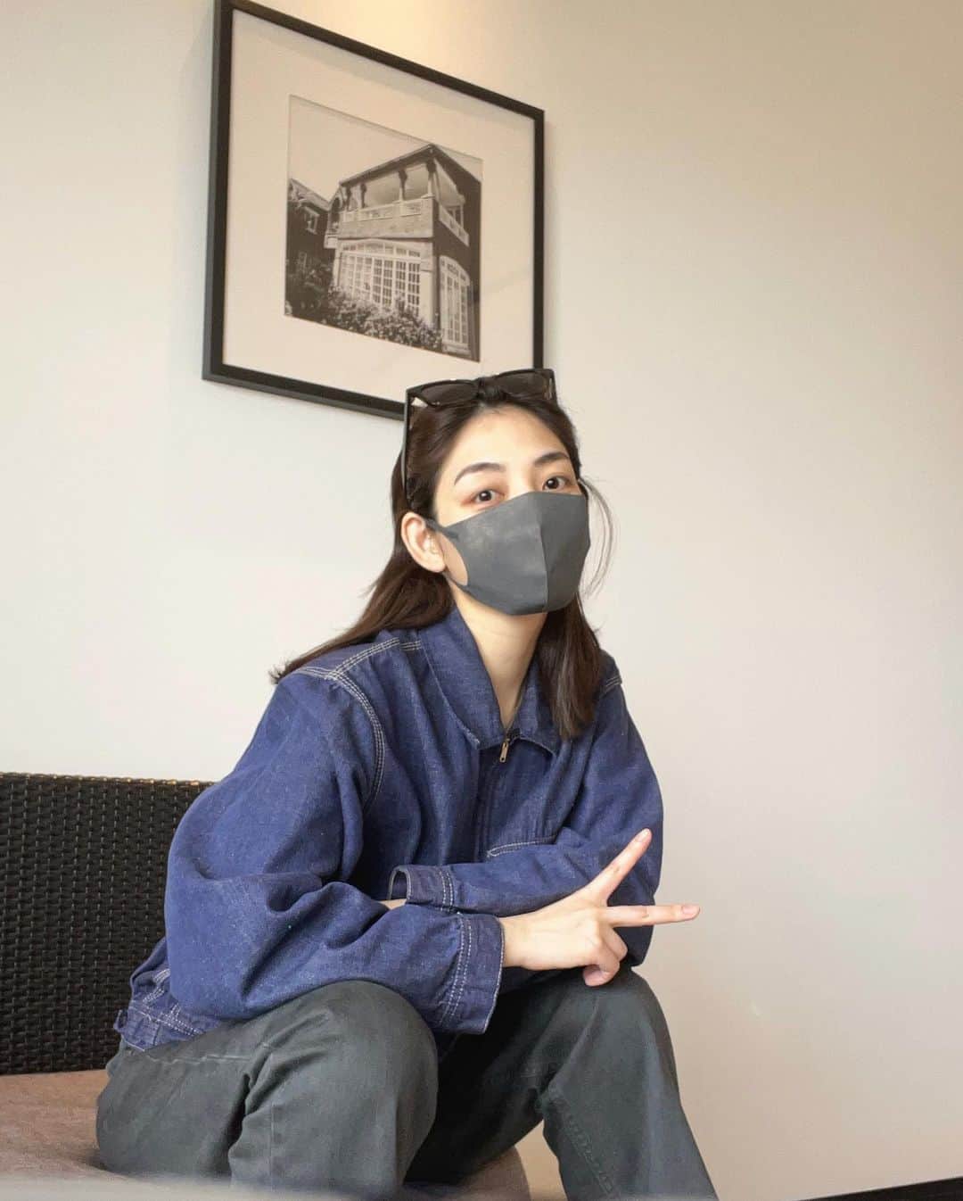 仲美咲のインスタグラム：「お気に入りの洋服たち🤭 ジャケットは古着屋さんで購入✌🏻後ろのプリントは馬だよ（4枚目） @noir120317   デニムのパンツは @yanuk_official  形がとっても綺麗でこれからデニムはここだな。  サングラスも定番の形でかわいすぎ。レンズは薄いグレーです。@moscotnyc  #私服#fashion#style#デニム#denim#ジャケット#jacket#サングラス#sunglasses」