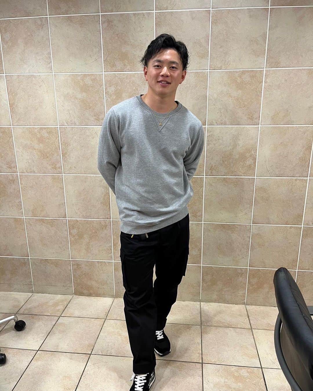 成田翔のインスタグラム：「2023初カット💇 キャンプに向けて短くしました👍」