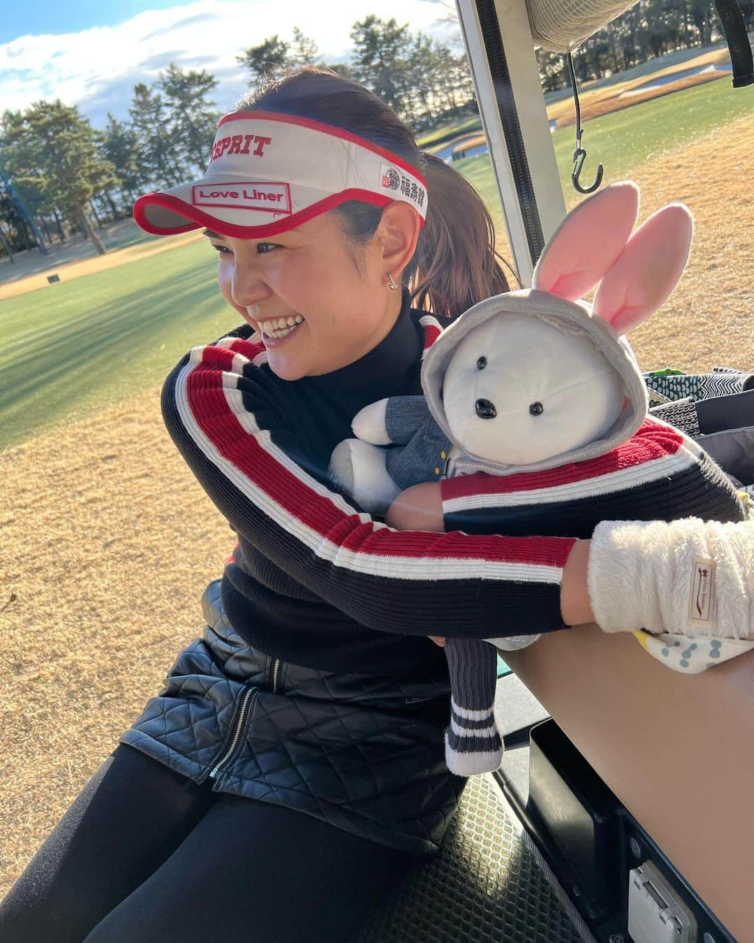 川満陽香理さんのインスタグラム写真 - (川満陽香理Instagram)「この間じゅりあとゴルフ行ったときの🤳 じゅりあファンの皆さまお待たせしました🤣笑 今回も可愛かったです…/// 今年もめちゃくちゃ一緒にいそうな予感🤭  冬のゴルフ場は 少しの太陽の温もりもありがたくて♡ 寒いのは苦手だけど、最近少しずつ夜が短くなってるように見えて嬉しい〜！  明日から10年に1度クラスの大寒波らしいですね💦 怖いな〜っっ どうかみなさんも安全に過ごせますように！  #冬ゴルフはニット帽必須 #1ラウンド終わると毛先絡まりまくってる #30代でもツインみつあみしていいですか？w」1月23日 22時38分 - hikari.kawamitsu