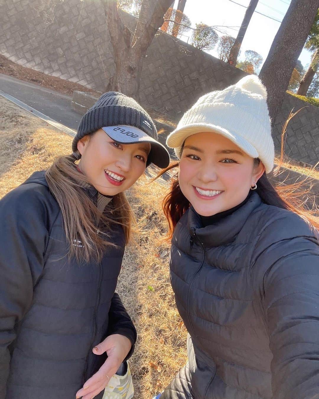 川満陽香理のインスタグラム：「この間じゅりあとゴルフ行ったときの🤳 じゅりあファンの皆さまお待たせしました🤣笑 今回も可愛かったです…/// 今年もめちゃくちゃ一緒にいそうな予感🤭  冬のゴルフ場は 少しの太陽の温もりもありがたくて♡ 寒いのは苦手だけど、最近少しずつ夜が短くなってるように見えて嬉しい〜！  明日から10年に1度クラスの大寒波らしいですね💦 怖いな〜っっ どうかみなさんも安全に過ごせますように！  #冬ゴルフはニット帽必須 #1ラウンド終わると毛先絡まりまくってる #30代でもツインみつあみしていいですか？w」