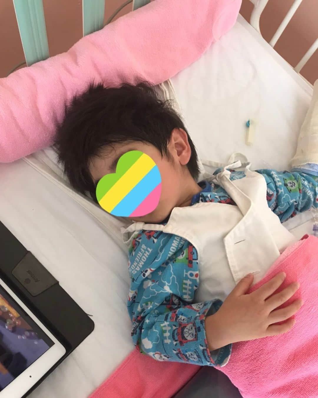 尾崎ナナのインスタグラム：「先日、息子は腎生検で入院しておりました。 2歳でネフローゼ症候群になってから免疫抑制剤を飲み続けており、2年後には腎生検を受けなければいけないとわかっていたので遂にこの日が来たか。。という感じでした💦  手術当日は、麻酔から目覚めて手の甲に付いてる点滴が嫌すぎたのか大暴れして、大人3人がかりで先生まできて大変だったらしい。。😂 （わたしは下の子がいて付き添い難しかった為、主人が付き添ってくれました🥺）  4歳のうちの息子にはまだじっとしてなきゃいけないっていうのが難しかったみたいで、一日拘束されて、、ストレスだっただろうな〜💦💦 写真の顔は隠れてるけど泣き腫らした後で、今見ても何だか可哀想な気持ちになる😭😭  結果はまだですが、良き方向に向かいますように。。🙏✨  #ネフローゼ症候群 #腎生検 #4歳男の子 #よく頑張ったね #お疲れさま」