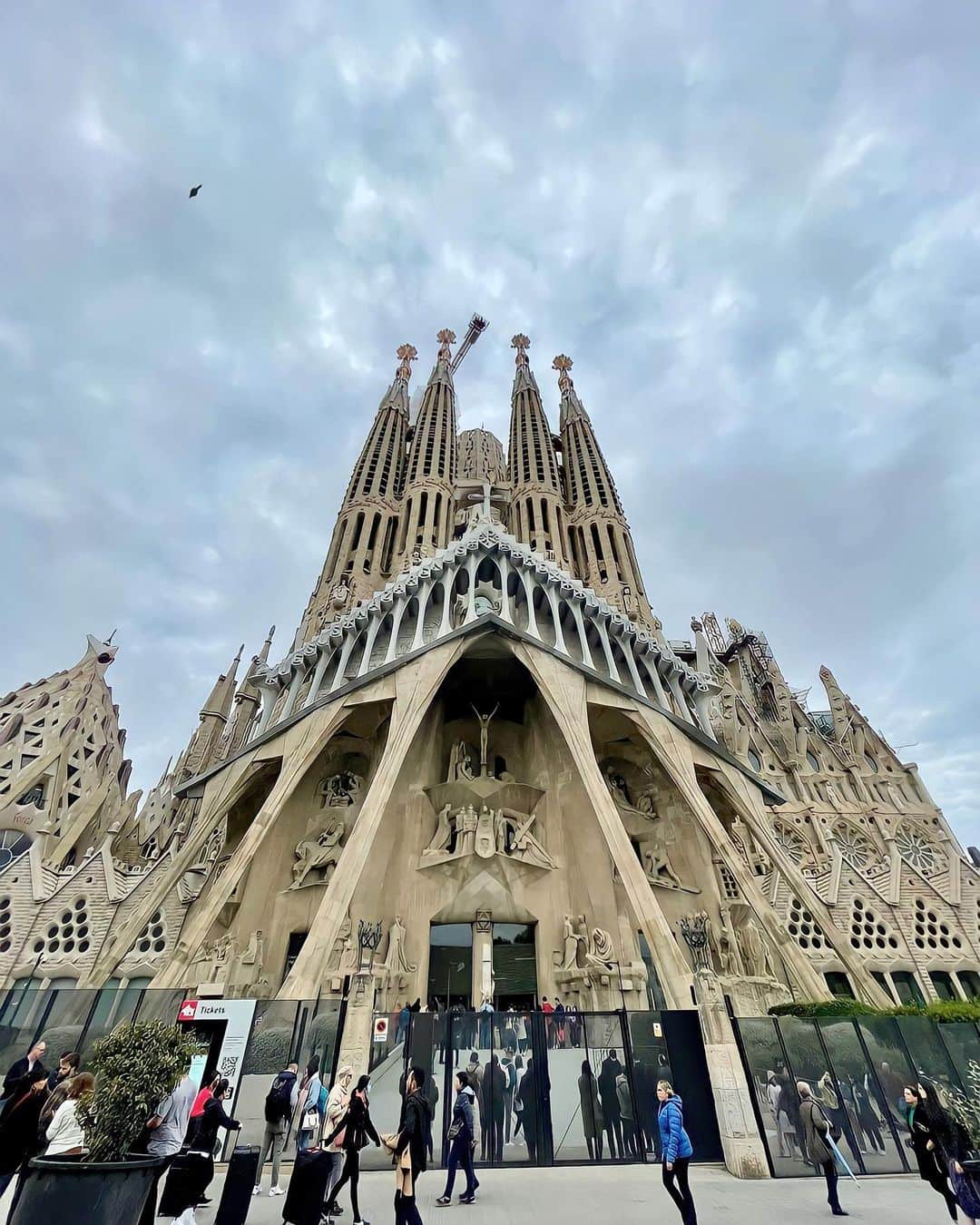 のインスタグラム：「📍Spain, Sagrada Familia   外観も内観もとても素敵で感動したなぁぁ。 いつか完成してからもまた訪れたい！✨ カフェはお茶よりビール派😂🙏🤍」
