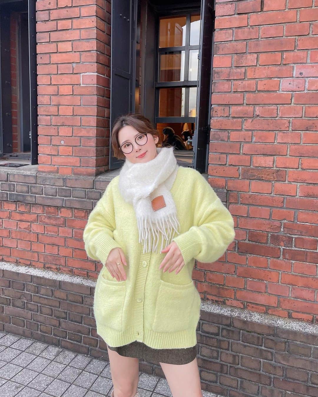 のインスタグラム：「⁡ 今週 とっても寒いみたいね❄️ みんな 気をつけてね☃️🤍  #カーディガンコーデ  #メガネコーデ  #横浜  #赤レンガ倉庫」