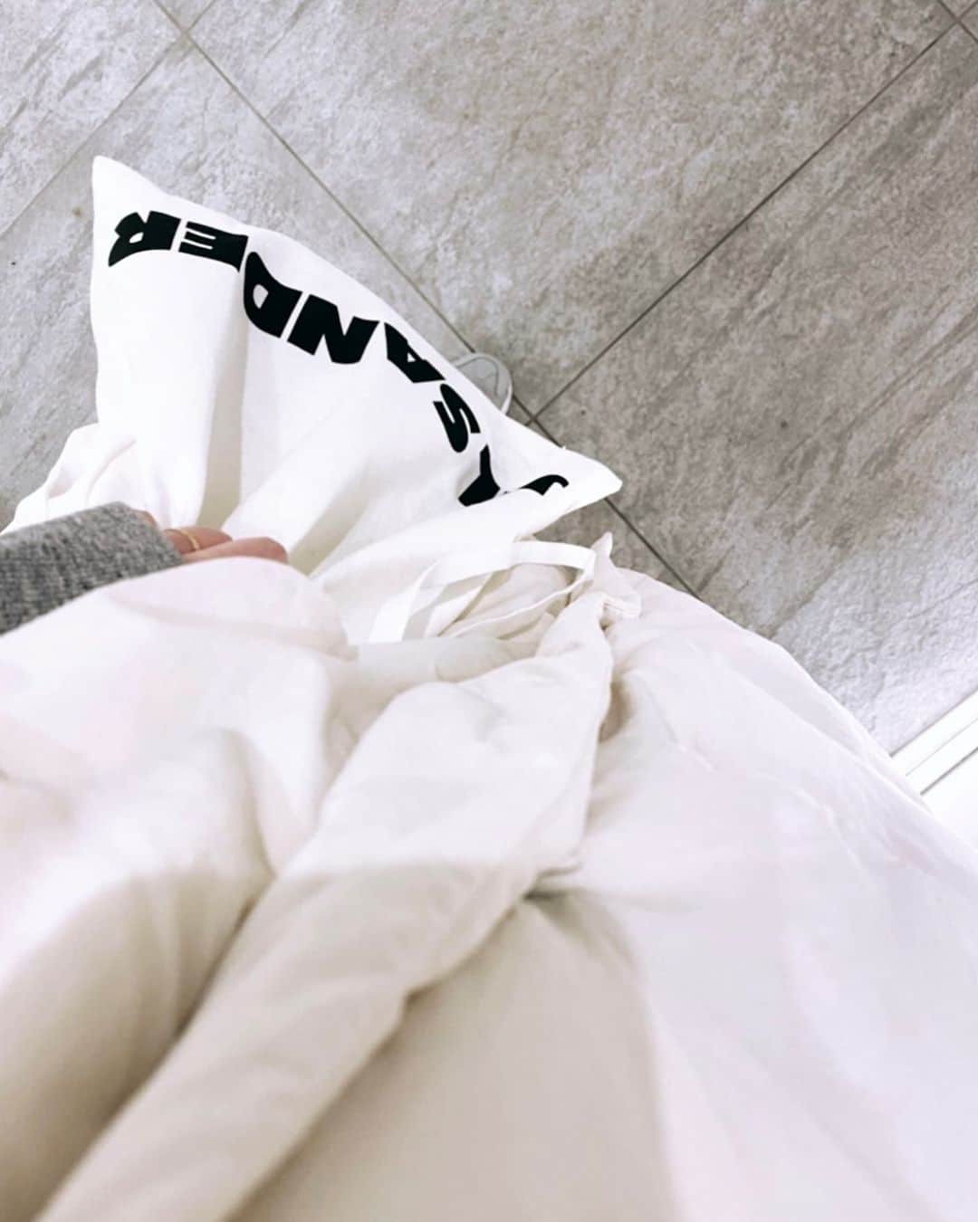 井出レイコのインスタグラム：「.  Brrrrrrrrrr Stay warm 🧊🪺☃️❄️🌎🫧  🐻‍❄️ぶるぶるぶるーさむぅ〰️ お布団のようなふかふかアウター☁️☁️☁️  床暖でお部屋は　あたたかく むしろ暑くていつも薄着で 過ごしてるけど 外との寒暖差はやばい🕯🕯🌙☁️💭💭  みんなも あたたかくしておやすみなさい🐏🌙🤍  .」