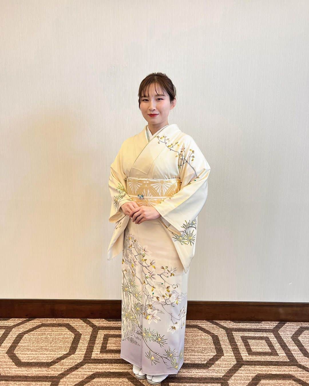 土性沙羅のインスタグラム：「.  いつもお世話になっている富永さんに 素敵な着物を着付けていただきました👘💐  普段、着物を着る機会は中々ないので ドキドキワクワク🦔⸒  そして素敵なお姉様方に囲まれて とても楽しい時間をすごせてハッピーな1日でした🤍  貴重な経験をありがとうございました🌼  #半田たちばな」