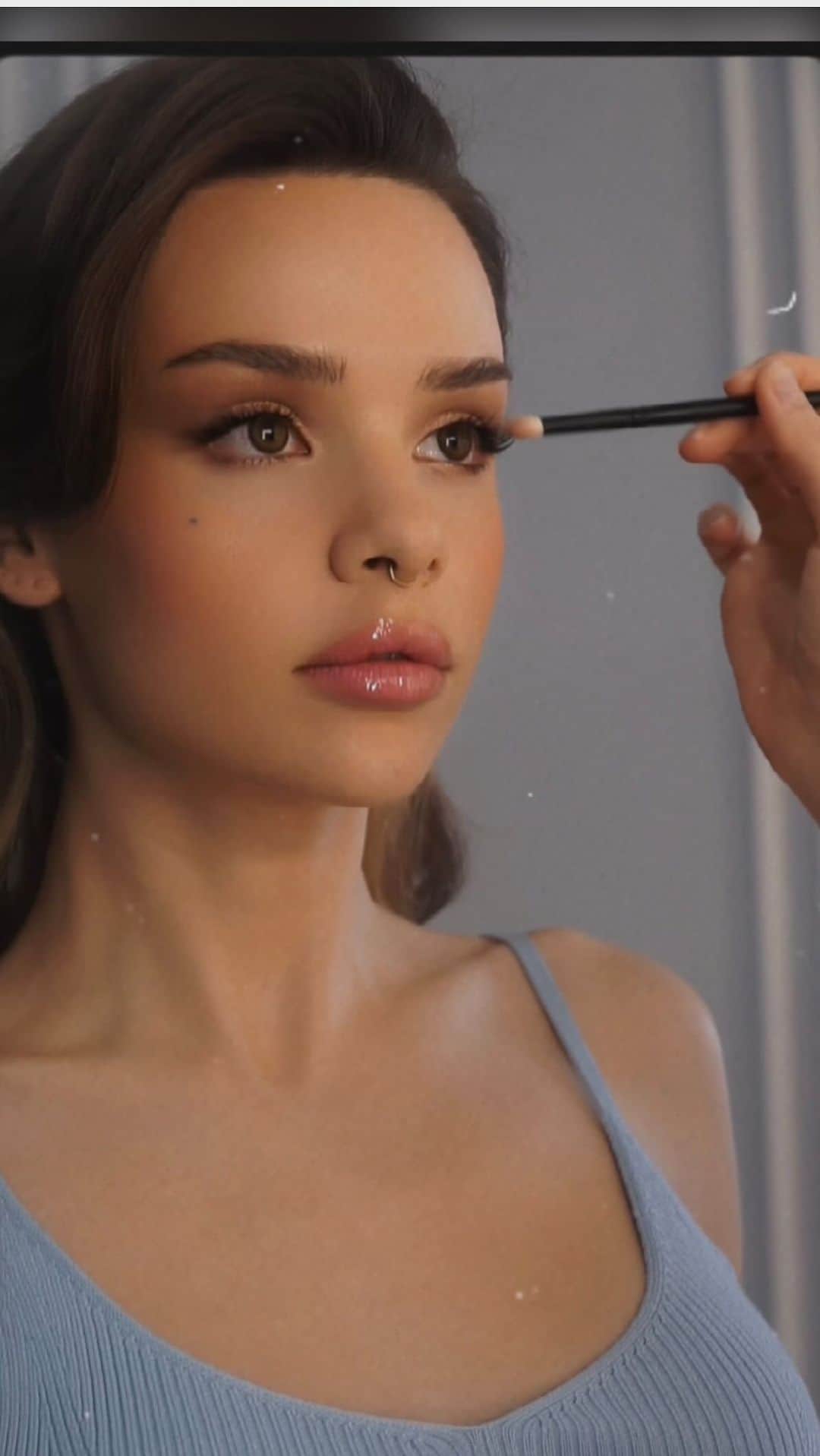Maria Wayのインスタグラム：「секреты съемки тёмных кадров на IPhone 📱   Вам наверно давно интересно, как снимают эти тёмные стильные видео и фото:  1. заходим в Настройки, выбираем - Камера - Сохранение настроек - нажимаем «Творчество + Корректировка экспозиции» 2. заходим в Камеру, зажимаем палец на нужном предмете, появится Фиксация экспозиции/фокуса 3. проводим пальцем вверх, открываются настройки: убираем Выдержку (значок месяц 🌙), снижаем Экспозицию до нужного показателя (значок +\-)  У меня на фото обычно стоит -0,3, а на видео - 0,7 . Самое главное, что теперь, когда вы закроете Камеру, все настройки СОХРАНЯТСЯ и вам не придётся их каждый раз повторять.   Плюс: для видео и для фото могут стоять абсолютно разные настройки и они не будут смешиваться. Фоткайте в одном стиле (например, яркие фото) и снимайте в другом (например, нуарные видео с контровым светом) 🖤  Короче, постаралась объяснить, это была Часть 1, кто хочет продолжения, накидайте +++  #reels #экспозиция #reelsvideo」