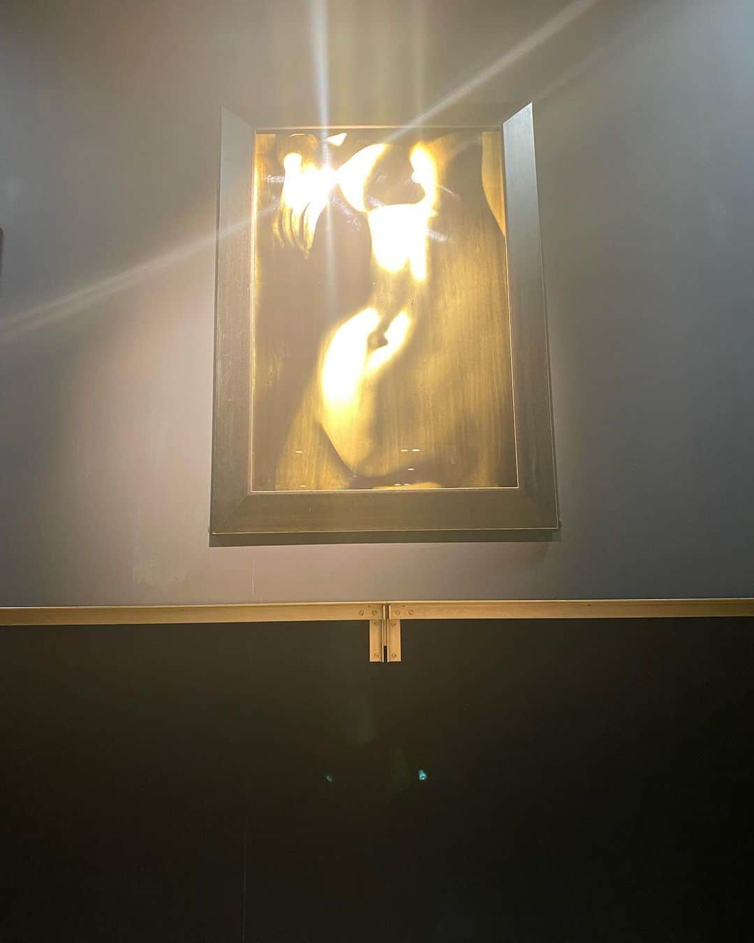のインスタグラム：「世界的なフォトグラファー田原桂一さんの個展『窓シリーズ」を観に行きました。  素晴らしい世界。 パリの窓から見える景色がその時の田原さんの心の模様を写し出していて 心が震えました。  https://vlcgallery.com/jp/about/  ぜひ、お出かけください。 一枚目の写真は窓シリーズの展示の中で唯一のトルソーシリーズのゴールドの三美神の作品。 このギャラリーの構造にぴったりでした！  ３枚目は私が欲しいと思った作品です！ぜひ、直接観ていただきたいです。  #田原桂一 さん#https://vlcgallery.com/jp/about/ #窓  #写真家 #https://vlcgallery.com/jp/about/ #三美神」