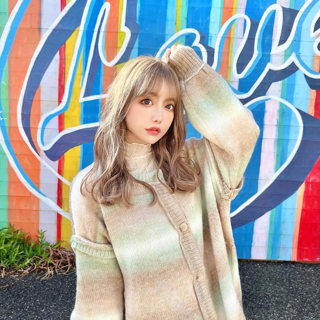 吉川ちえのインスタグラム：「【🌈☁🌈☁🌈☁🌈☁】 . この前アンククロスラフトで 髪の毛カラーとエクステつけてきたよ🌳💓 今回は明るめのベージュ系に😝❤️ この柔らかい色味かわいすぎるっ✌️ . エクステも地毛に馴染むようにつけて もらって胸上くらいにカット✂️ してもらいました🫶✨ . 担当は相変わらずサクさんだよ🌸👦🏻 （ @ankhcross_recruit ） 丁寧だしカラーもエクステも綺麗 なのでめっちゃおすすめです💯 . #アンククロスラフト #アンククロス #ankhcross  #ヘアカラー #ヘア #ヘアセット #ヘアアレンジ #ベージュカラー  #ハイトーンカラー」