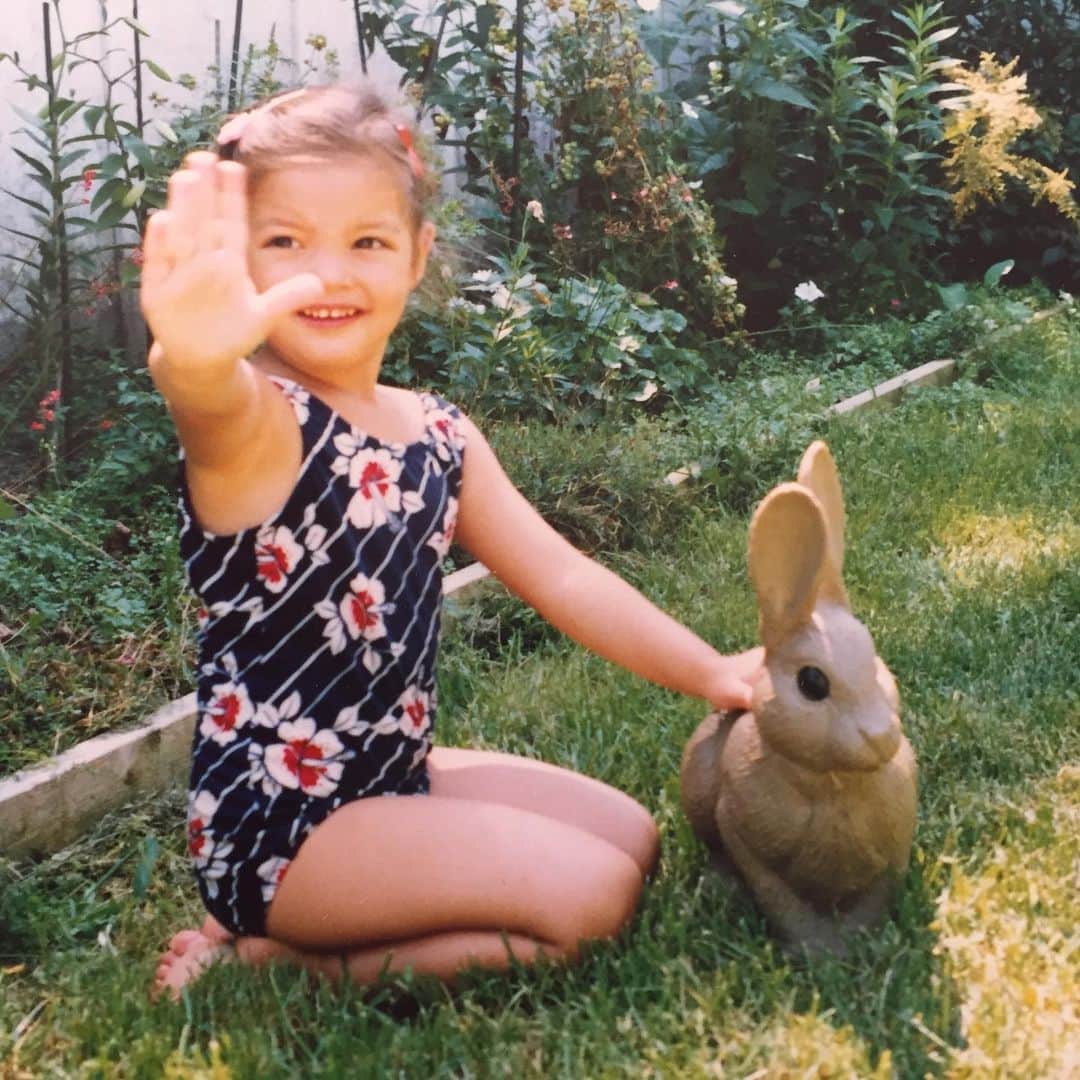 ナオミ・シマダのインスタグラム：「💫💫happy lunar new year to all who celebrate, esp to my fellow rabbits🐰‘s out there! ✨✨In chinese mythology, the rabbit is the only zodiac animal to live together with the goddess chang’e in the craters of the moon 🌝 to those who don't know us rabbits personally, our soft kindness can make us seem weak from the outside but in truth, our collected calm and furry cosy softness is our true strength and literally our superpower, so don’t mess with us!!!   sharing this wonderful instructional wisdom of this new lunar year through the lens of transformative justice kindly shared by the v wonderful @redrabbitastrology who also does @accountabilitymapping (they also have put together an amazing course re accountability mapping which would be a great place to start this work this year! thanks daria!) this is the year to make amends, regroup and start again! this is the year to get in right relationship with change and eachother! we too, can learn to be in flow with life just like water! “this is the year we nurture transformation through building connection, inspiring collective visions and inviting people to come with us into the future!” we’ve got this ❤️‍🩹🫂💦🫀✨」