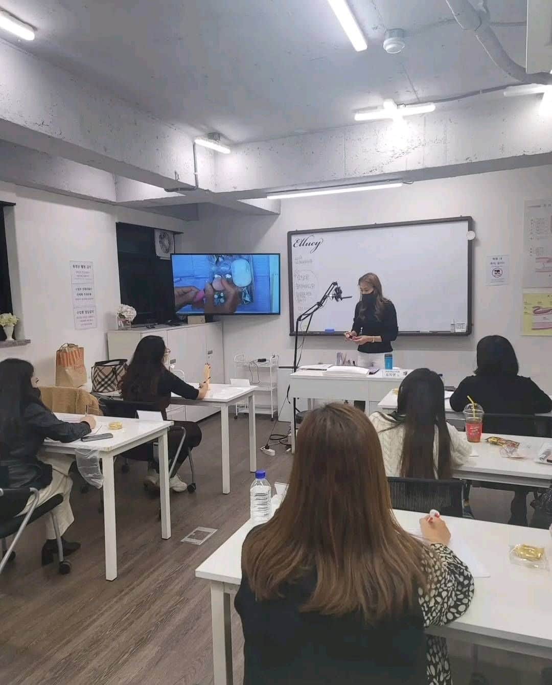 엘루씨 네일살롱のインスタグラム：「JNEC3급 11월에 접수하고 12월부터 공부해서 1월에 시험을 보고 왔습니다! 다들 수고하셨어요!」