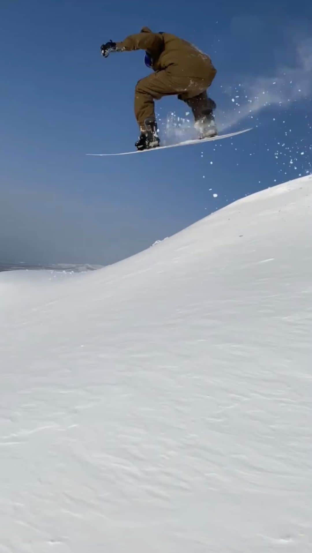 伊勢谷友介のインスタグラム：「今年も冬は雪三昧☃️ 生きるには楽しむ必要がある。 楽しむには、楽しい人達と、楽しい場所に行くと良い。 最高のギアを携えてね♪ #capita #springbreaksnowboarding  #playdesign #shred #deeluxe  #unionbindings  #snowboarding」