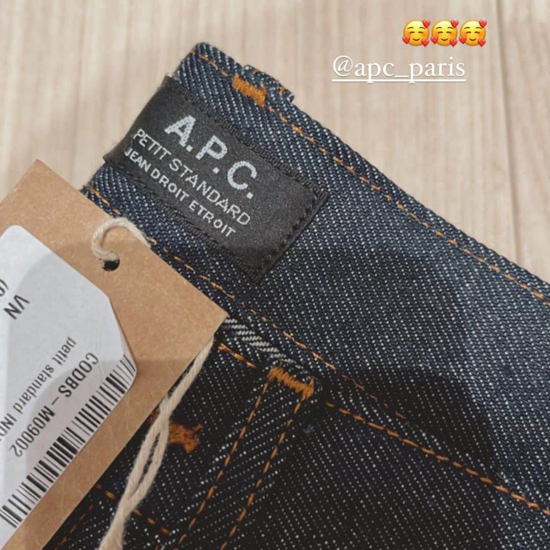 のインスタグラム：「・ はじめてのリジットデニム👖 デニムにブーツ。 旦那さんの趣味すぎるんだけど（笑） 実は去年の年末、流産を経験して。 思っていたより凄く落ち込んだし 沢山泣いたけど、もう今は大丈夫☺️ そのタイミングで何か育てるものが欲しくなって、 どうせなら味がでるものがいいなって、 選んだのがデニムとブーツ。 だからこの子達と一緒に成長していく😌 沢山履いて、 私のシワをつくろう☺️ 大切に、おばあちゃんになっても履くよ👵  改めて、自分が今生きていること 息子が元気に成長してくれてること 旦那さんが無事産まれて大人になって 私と出会ってくれたこと 全部の奇跡に感謝した大事な経験をさせてもらったよ。 ありがとう。 命がいつおわるかなんてわからないから、 みんなも一瞬一瞬を大切に生きようね😌  #apc#apcdenim #petitnewstandard #プチニュースタンダード#リジットデニム」