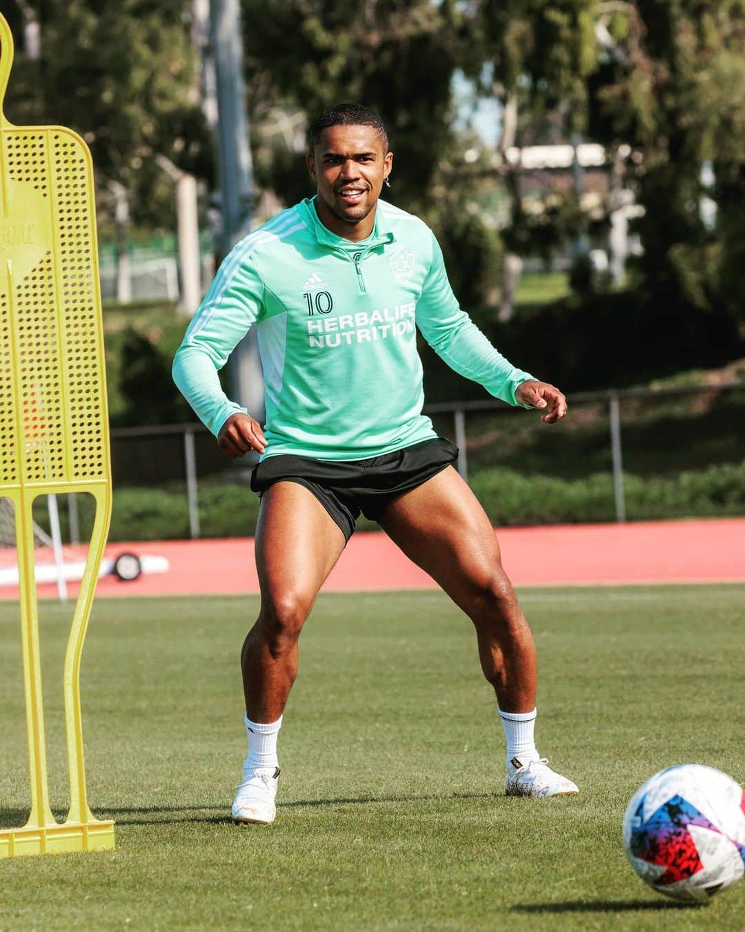 ダグラス・コスタのインスタグラム：「Foco no que vem 🔟   @lagalaxy 🫡」