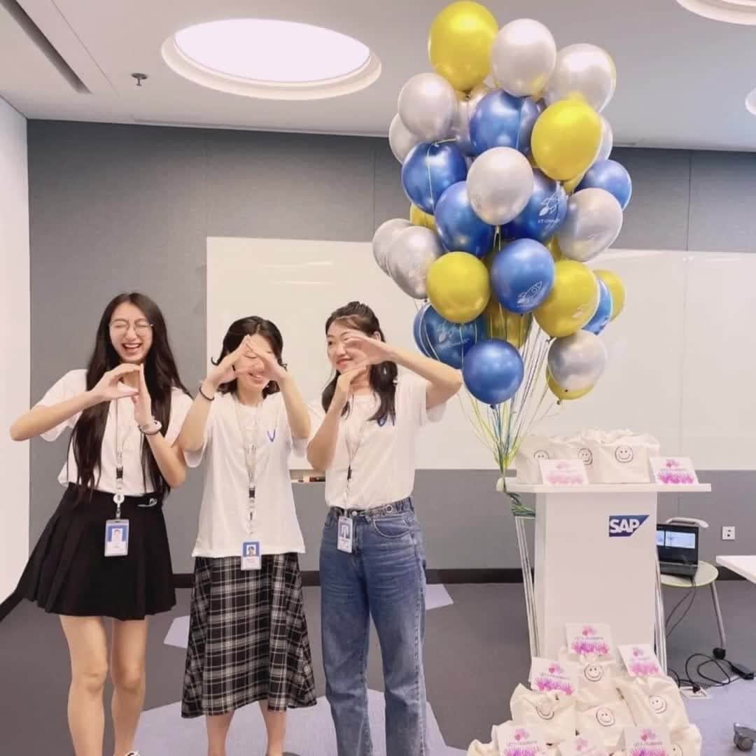 SAPのインスタグラム：「Thanks to our outstanding employees, we've been recognized 154 times for being an awesome place to work in 2022 and beyond! ⭐️   More at the link in our bio.  @lifeatsap」