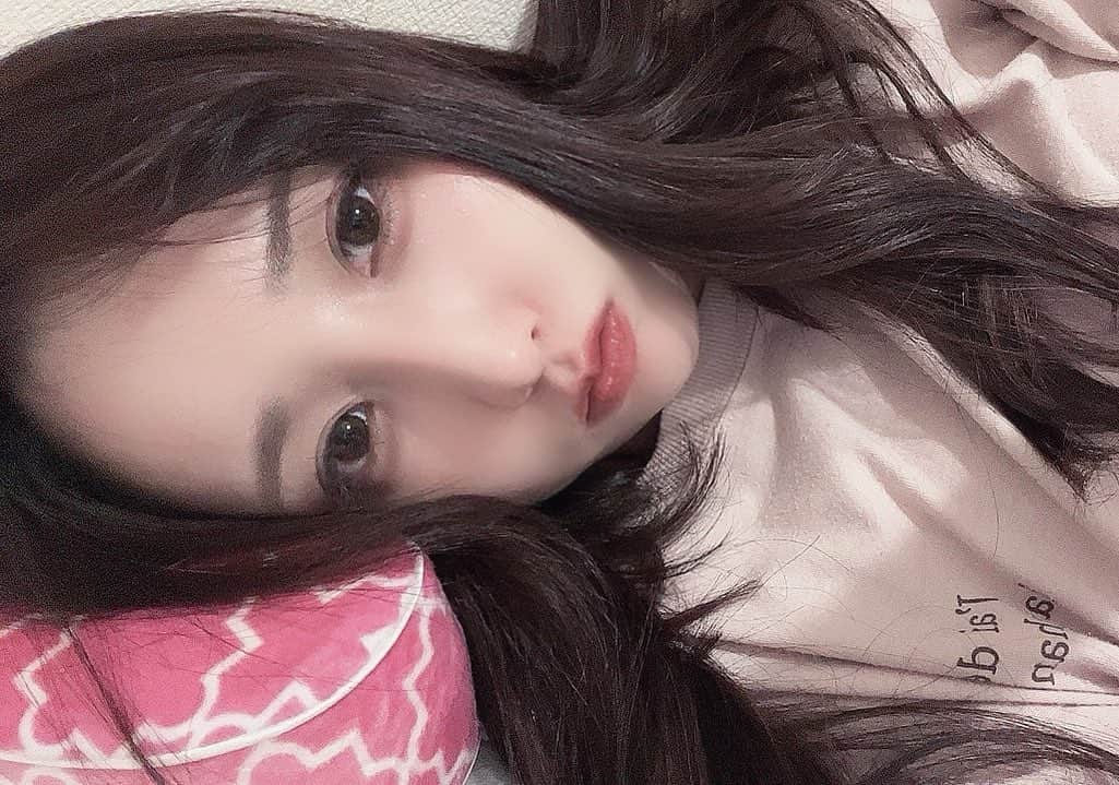 にかもきゅのインスタグラム：「寝っ転がってたら盛れた マツエク昨日付けたからかな❤︎」