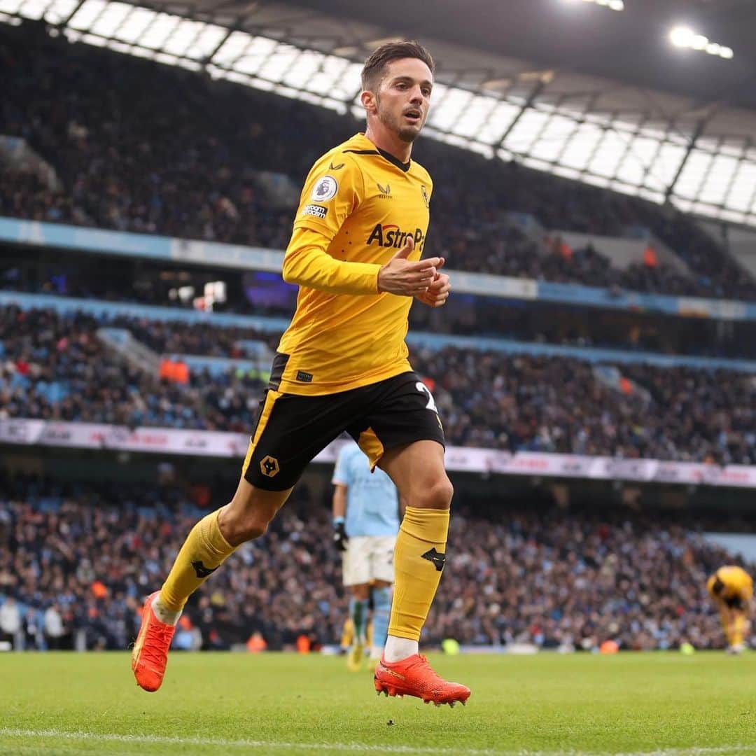 パブロ・サラビアのインスタグラム：「Very happy to debut with my new team albeit yesterday's result.  Let's go Wolves! 💪🐺」