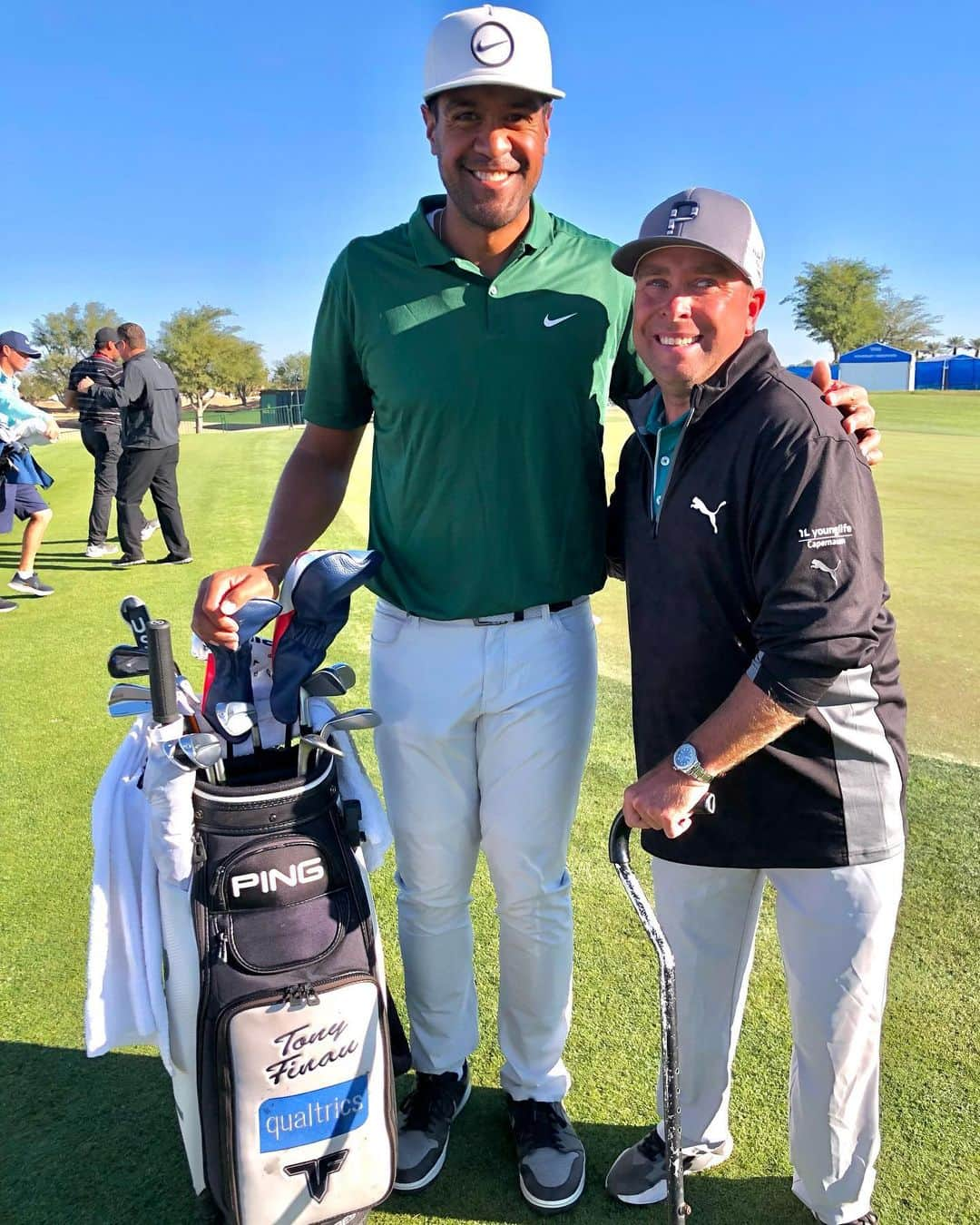 トニー・フィナウのインスタグラム：「This week I had the pleasure of having DJ @walkingforkids walk 72 holes with me! It's one of the best traditions and opportunities us pros have on the PGA tour. Do yourself a favor and follow him and learn about his story. So inspiring! I'm happy to donate to a great cause.   Solid week overall 📈  Special thanks to @theamexgolf for putting on a great event! Proud to be an @americanexpress ambassador 🤙🏾」