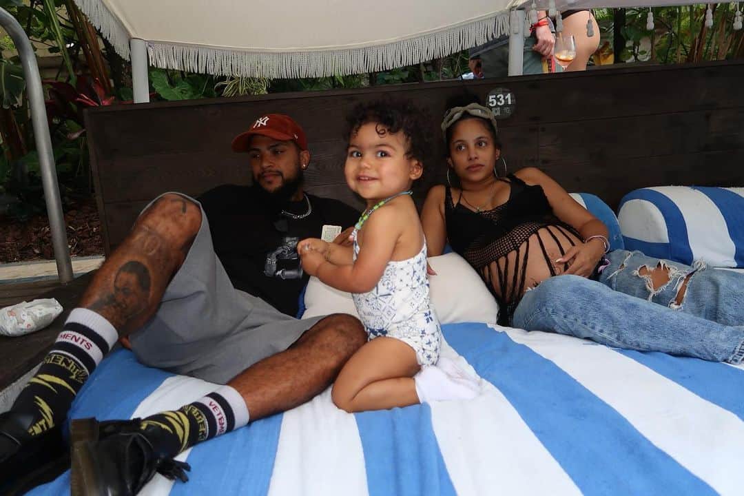 デアンドレ・イェドリンのインスタグラム：「FAMILY OVER EVERYTHING 🗻🗻  📸: @kyraaaliyah」