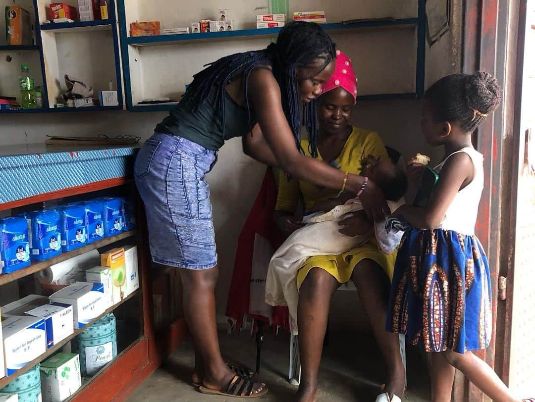 Laura Martyさんのインスタグラム写真 - (Laura MartyInstagram)「Pray for this sweet friend as she heads back for her second term of nursing school. We will all miss her!!  Night Mercy is a gift and blessing to so many in this town. Sitting at her shop on Saturday I was able to watch from the corner as she cared for each of her clients, from the small baby with malaria to the muzee with high blood pressure. She emanates Christ-like love in all her interactions. I’m so grateful for her friendship!!」1月24日 2時59分 - laura_how_you_get_up_there