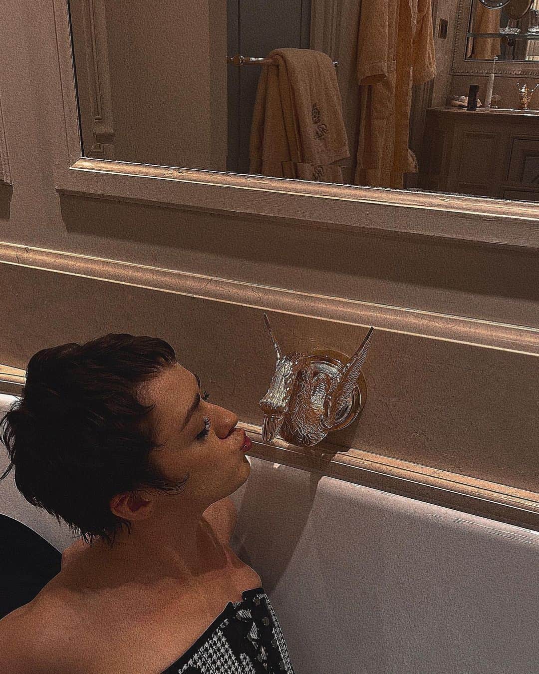 メイジー・ウィリアムズさんのインスタグラム写真 - (メイジー・ウィリアムズInstagram)「“real elegance is everywhere, especially in the things that don’t show” - Christian Dior  @dior @diorbeauty @mariagraziachiuri #diorcouture」1月24日 4時32分 - maisie_williams