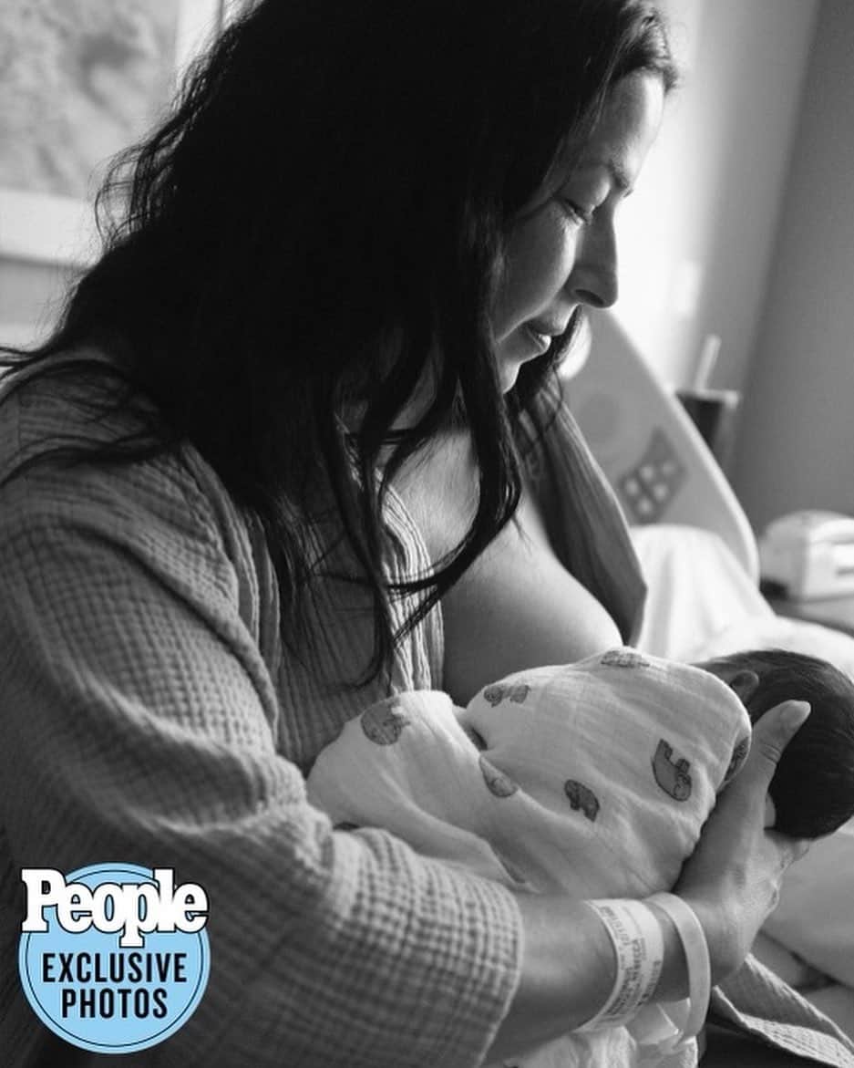 レベッカミンコフさんのインスタグラム写真 - (レベッカミンコフInstagram)「And we have a baby! After what feels like being pregnant for 100 years, I am so excited to announce the birth of Leonardo Scout Bellour born 1.19.23. Our family is now complete. 💙 Photos @gavinbellour」1月24日 4時24分 - rebeccaminkoff