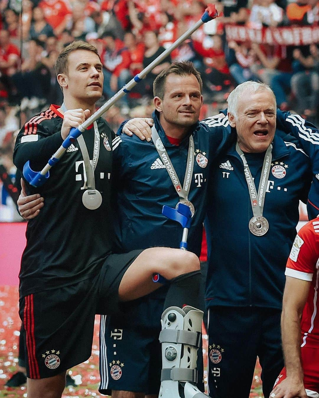 マヌエル・ノイアーさんのインスタグラム写真 - (マヌエル・ノイアーInstagram)「Lieber Toni, heute endet eine Ära beim FC Bayern München. Mit dir verlässt nach 11,5 Jahren nicht nur ein absoluter Pionier des modernen Torwartspiels, sondern vor allem auch ein großartiger Mensch den Klub. Jeder, nicht nur in München, weiß, dass all diese Erfolge ohne dich niemals möglich gewesen wären! Nicht zuletzt hast du auch mich und mein Torwartspiel geprägt und auf ein neues Level gehoben. Ich werde dich vermissen! #dankefüralles」1月24日 5時26分 - manuelneuer