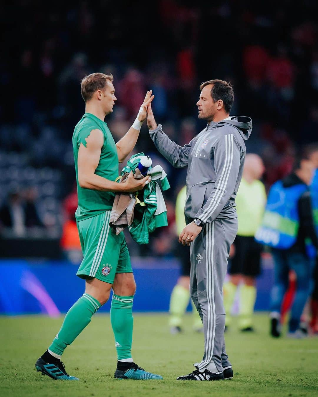 マヌエル・ノイアーさんのインスタグラム写真 - (マヌエル・ノイアーInstagram)「Lieber Toni, heute endet eine Ära beim FC Bayern München. Mit dir verlässt nach 11,5 Jahren nicht nur ein absoluter Pionier des modernen Torwartspiels, sondern vor allem auch ein großartiger Mensch den Klub. Jeder, nicht nur in München, weiß, dass all diese Erfolge ohne dich niemals möglich gewesen wären! Nicht zuletzt hast du auch mich und mein Torwartspiel geprägt und auf ein neues Level gehoben. Ich werde dich vermissen! #dankefüralles」1月24日 5時26分 - manuelneuer