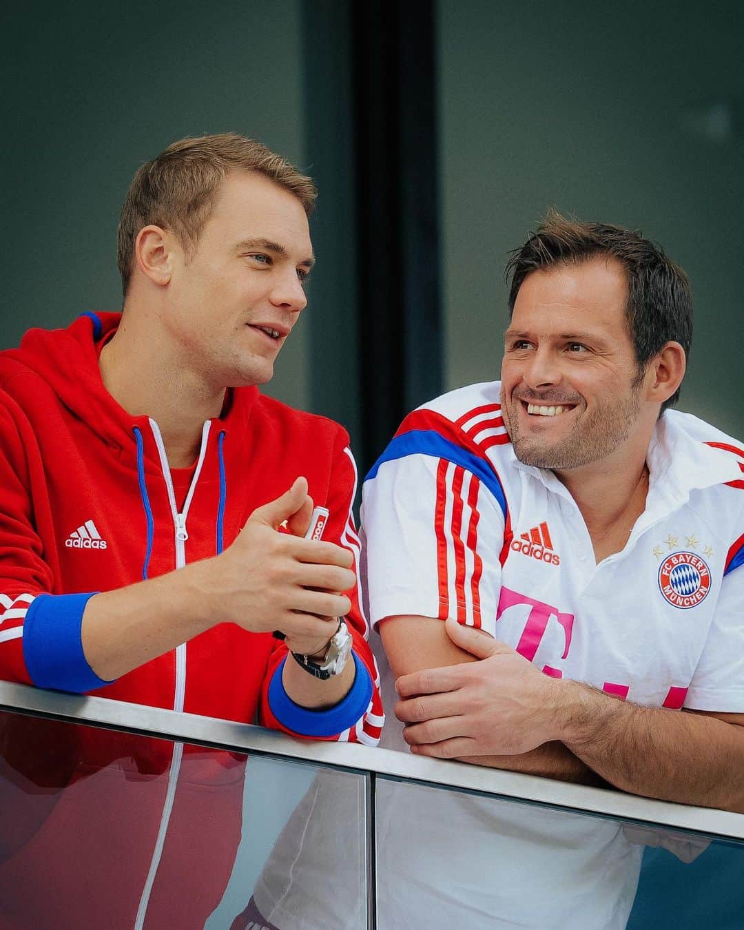 のインスタグラム：「Lieber Toni, heute endet eine Ära beim FC Bayern München. Mit dir verlässt nach 11,5 Jahren nicht nur ein absoluter Pionier des modernen Torwartspiels, sondern vor allem auch ein großartiger Mensch den Klub. Jeder, nicht nur in München, weiß, dass all diese Erfolge ohne dich niemals möglich gewesen wären! Nicht zuletzt hast du auch mich und mein Torwartspiel geprägt und auf ein neues Level gehoben. Ich werde dich vermissen! #dankefüralles」
