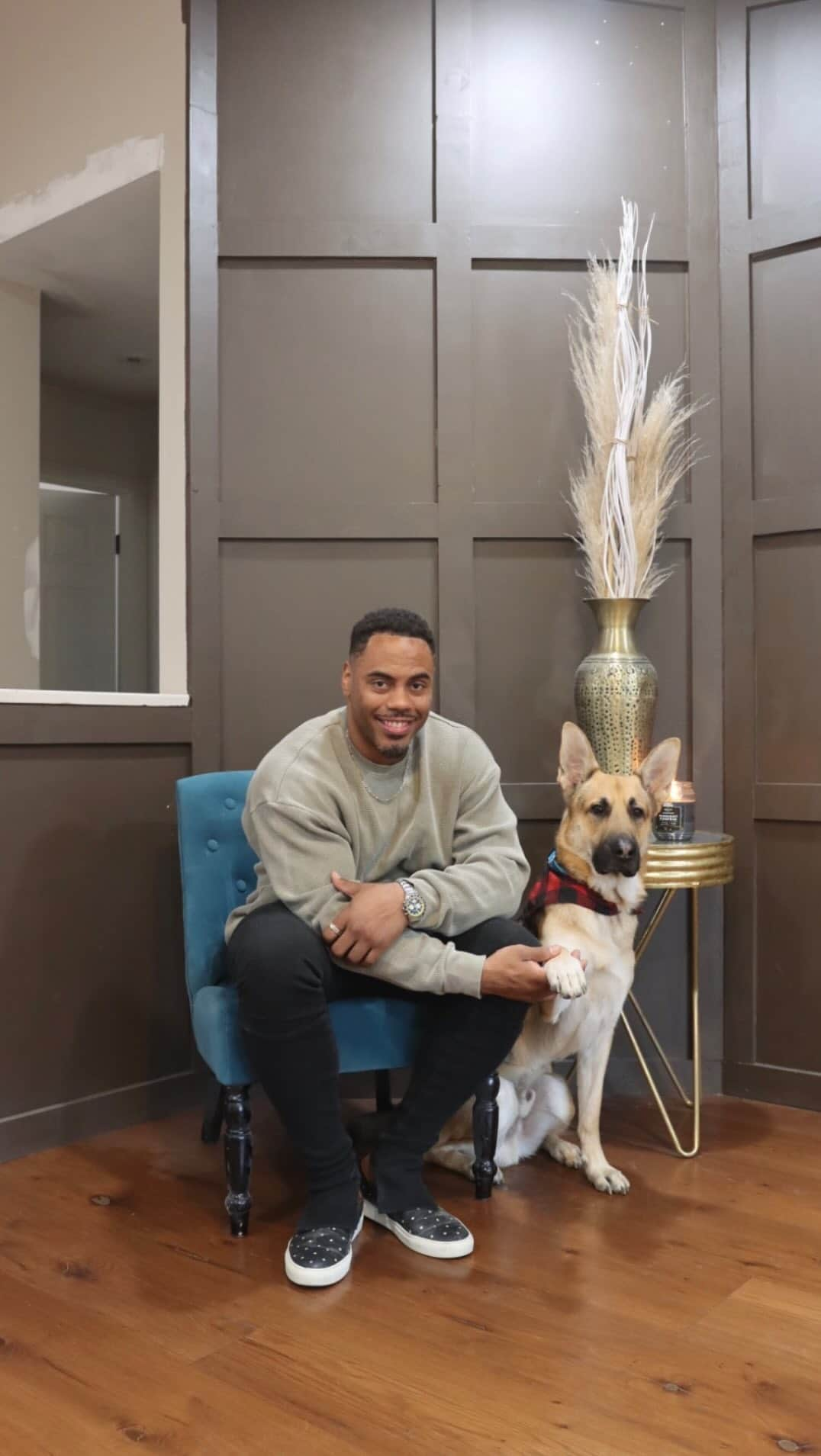 ラッシャッド・ジェニングスのインスタグラム：「Yoooo! Our cozy home space is almost done. And these floors! From construction to a very muddy Diesel (My German Shepard), they are so durable. Don’t miss how easy clean-up will be! And yup, our holiday decor still needs to come down 😂!  Got flooring needs? Link in bio. Use code “RASHAD5” to get 5% off!! #LLFlooring #LLFlooringPartner #AD」