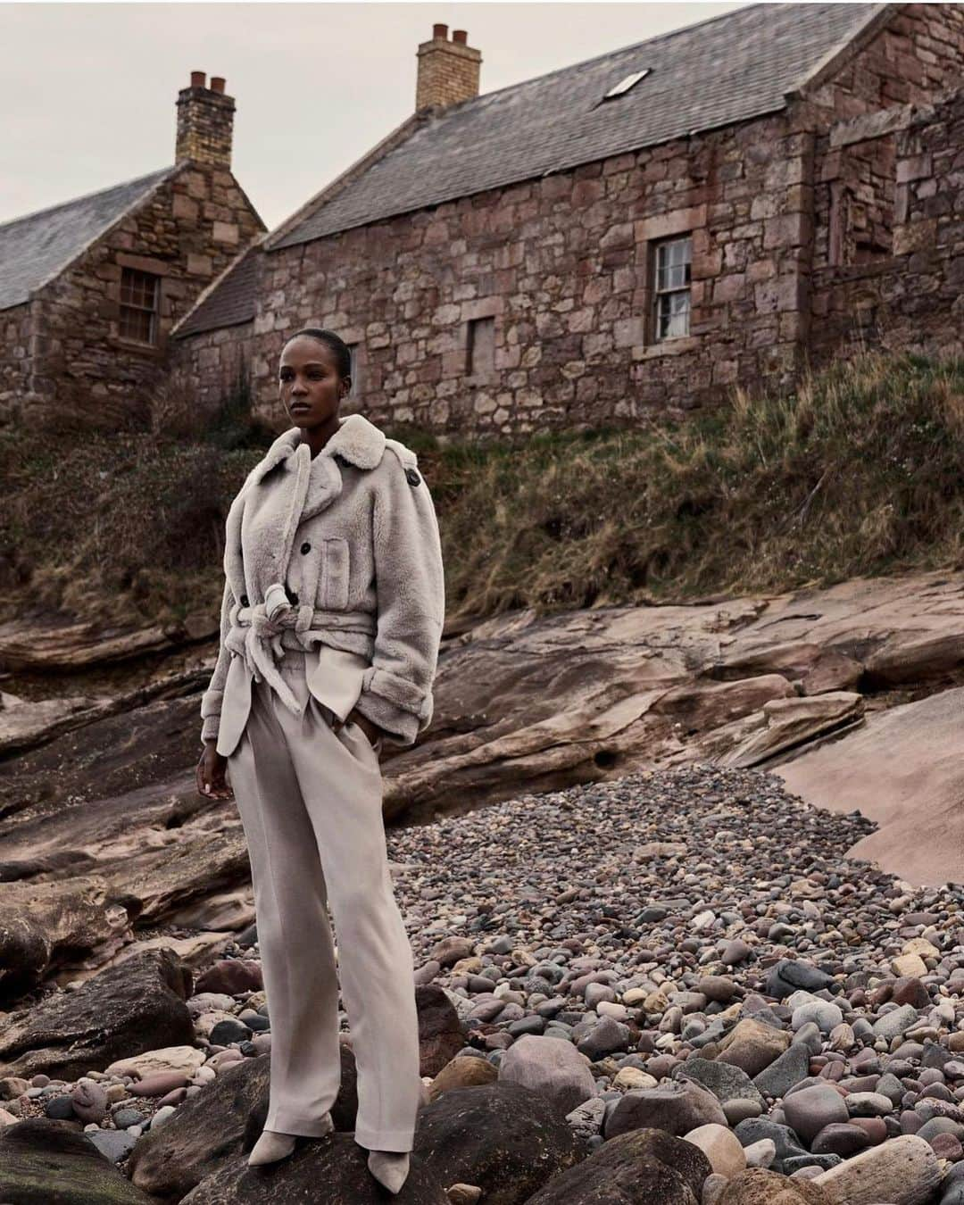 レイラ・ンダさんのインスタグラム写真 - (レイラ・ンダInstagram)「Mind blowing place for @brunellocucinelli_brand by @alistairtayloryoung✨ #campaign #scotland」1月24日 5時55分 - leila.nda