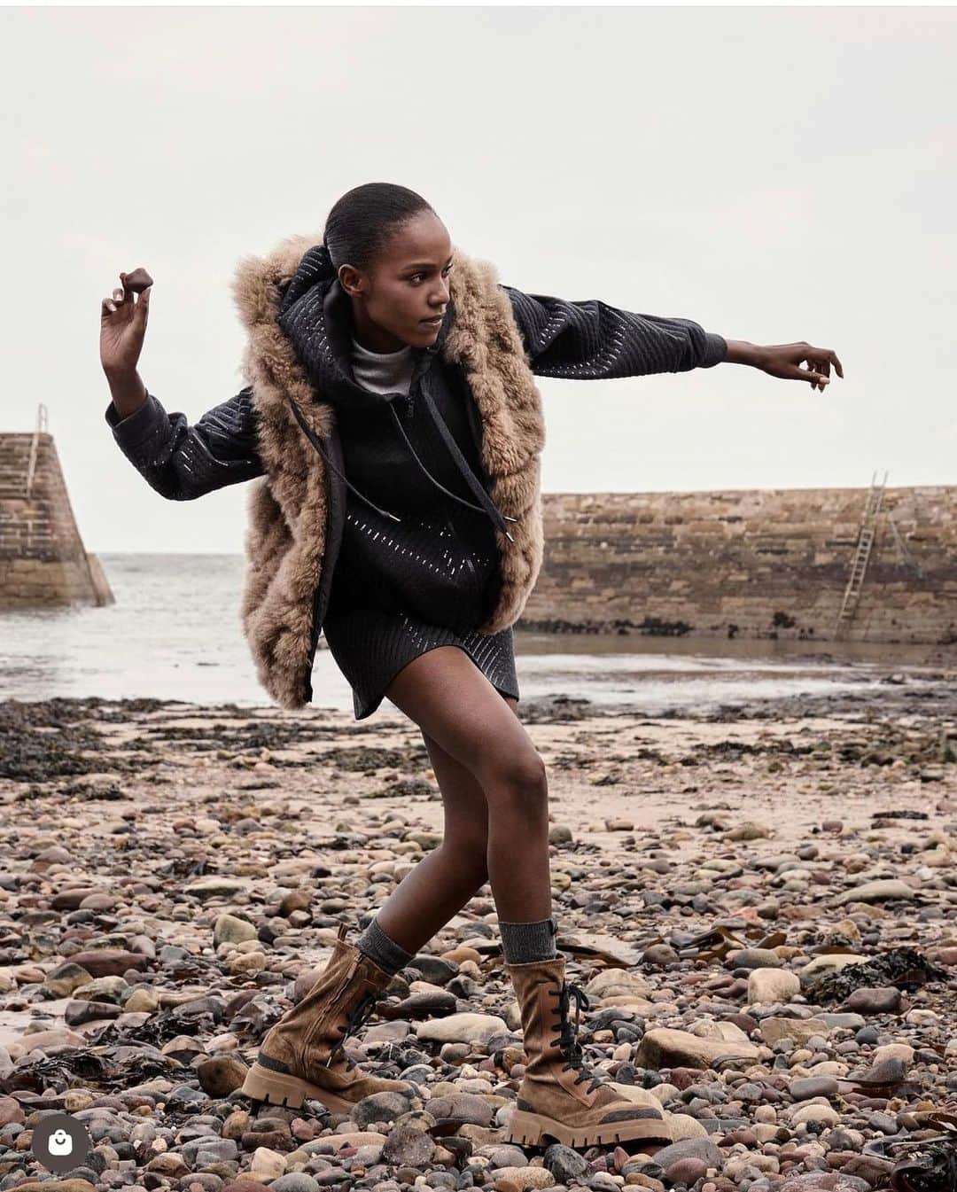 レイラ・ンダのインスタグラム：「Mind blowing place for @brunellocucinelli_brand by @alistairtayloryoung✨ #campaign #scotland」