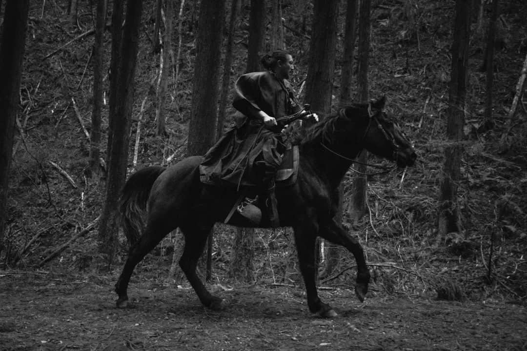 嶋本信明のインスタグラム：「Horseback riding training camp photo No.4. at Gocoo horse village.  Photo by @ryuji.k_photography   #horse #horseriding #wagura #kimono #samurai #horsebackriding #actor #training #trainingcamp #gocoohorsevillage #japaneseactor #filmmaking #photography #photooftheday #bushi #乗馬 #特訓 #和鞍 #駆け足 #合宿 #ゴクウホースビレッジ」