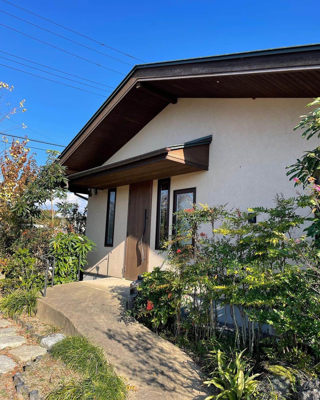 茨城県（有）福田建設のインスタグラム：「オープンハウス『星山の家』ようこそ 予約制ですがお気軽にお声掛けください  #家づくり #茨城注文住宅 #大工がつくる家  #笠間市　#福田建設 では下記タグのような住まいづくりを得意としています  #和風住宅 #平屋 #木の家 #自由設計 #注文住宅 #心地よい空間 #空気がうまい家 #居心地の良い家 #無垢の家づくり #自然素材の家 #土間のある家 #軒の深い家 #手刻み #大屋根 #作り棚 #木のキッチン #木の洗面台 #リノベーション #古民家リノベーション #薪ストーブのある暮らし #大工の技 #大工の造作 #チルチンびと」