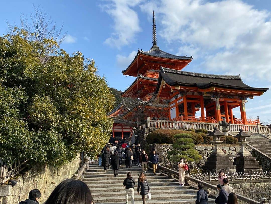 木村彩子さんのインスタグラム写真 - (木村彩子Instagram)「. 大阪京都旅行🦌 . 時間に追われて 疲れ続けた旅でした🪄 . 高校のときから色んなことを乗り越えてきたBest Friendちゃん👭🏼💖 . #朝イチの飛行機乗る予定が #乗り遅れました #スタートから仕上がってる #USJ楽しかった #三半規管弱くなってて #昔みたいに乗り物乗れない #ハリーポッターでトドメ刺された #ボミット #夜は念願のグリコ見てきた #あれ #大阪出身なのに観光客 #夜ご飯はちから食堂 #春巻きみたいなトルティーヤみたいなやつ美味しかった #ちからさんありがとうございました #紹介してくれたタクヤ君もありがとう #レイトチェックイン神 #次の日は京都行ってきた #行ってきた言っても清水寺だけ #帰りの飛行機はさすがに乗り遅れないって思ったから #時間に追われた京都旅行でした #チルりたい」1月24日 11時25分 - ayako___kimura