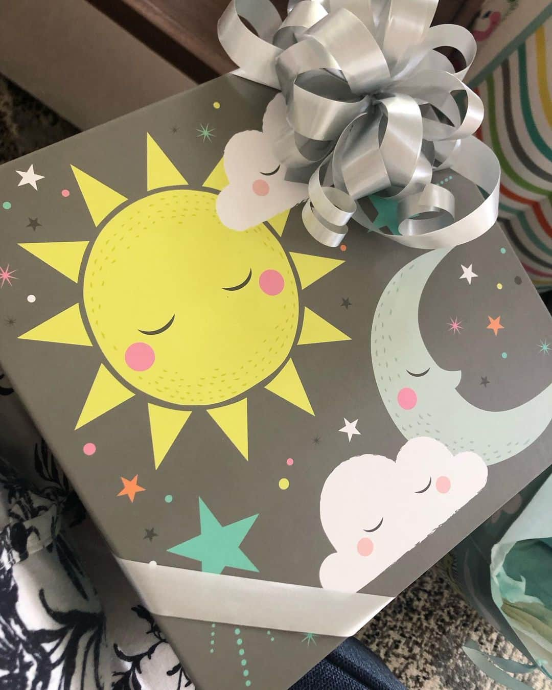 伊藤由奈さんのインスタグラム写真 - (伊藤由奈Instagram)「How blessed are we to have had 2 baby showers?!🤰🏻👼🏻💕thank you so much to all our family & friends, I fought back tears, it was so nice!!🥹🙏Special shoutout to my mother-in-law, who went above and beyond for us…💜🤍💜🤍and to our friends, you guys are da BEST!!😘💗many, many, MANY mahalos, we love you guys!💝💝💝#babyshowers #ohana #friends #gifts #love #lucky #littlegirl #pink #dessert #balloons #babystuff #thankyou #hawaii #homemade」1月24日 7時29分 - _yunaito