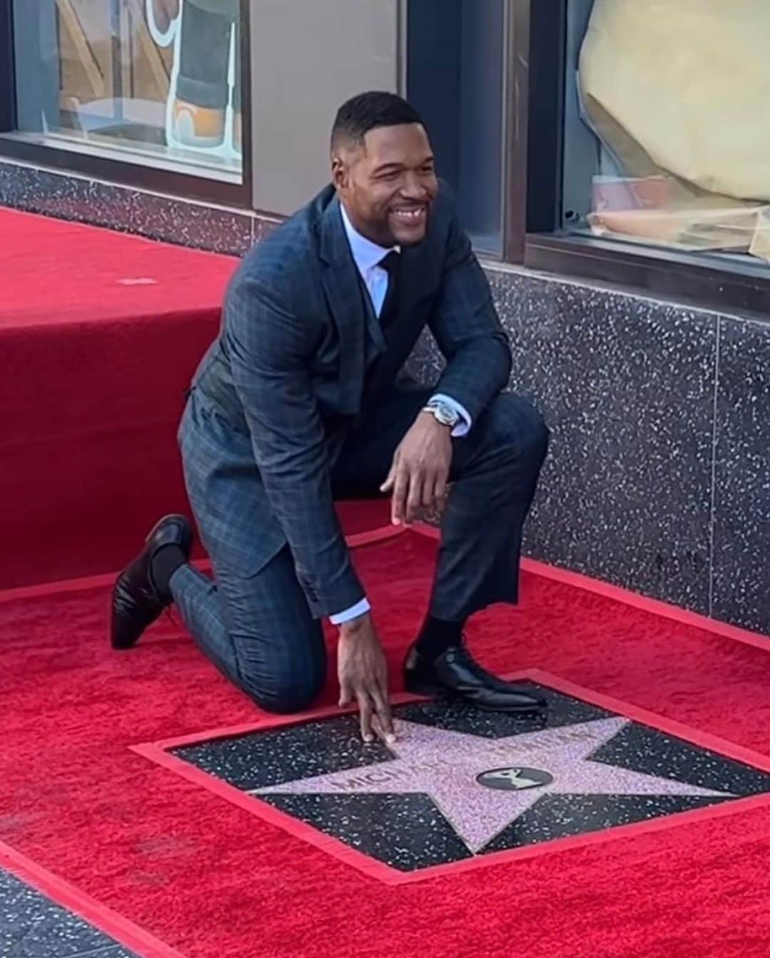 デヴィッド・ブライアンのインスタグラム：「Congrats to my friend @michaelstrahan. The man!! The myth!!!! The legend !!!! 😎🎉🎉🎉🎉🎉🎉」
