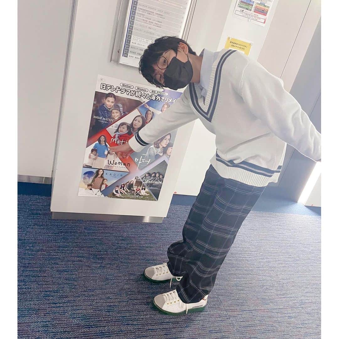 のインスタグラム：「✳︎ おはようございます！  来週月曜日1/30 【しゃべくり007】に出演します✳︎ 久しぶりのバラエティで 緊張で泣きそうでした。 何をしゃべくったか覚えてないですけど 是非観てくださいね。  廊下にあったポスターです。 【Woman】がトルコでリメイクされたそうです。 4歳の僕。 やっと、たまたま、撮れたのがあのポスターだそうです。 トルコの陸はしっかり者かな〜 ・ ・ 今週は寒いですが、 元気に行きましょう！ ・ ・ #しゃべくり007  #髙橋來」