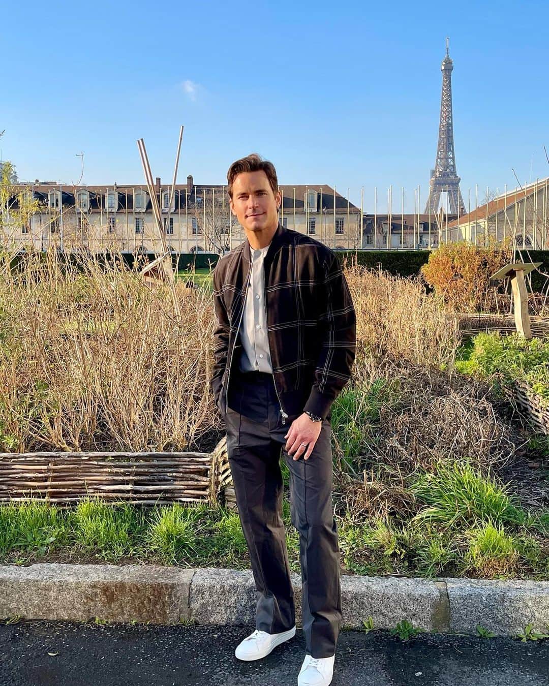 マット・ボマーのインスタグラム：「Thank you @hermes for a brilliant show. Love you Paris! 🥐☕️🍷🇫🇷 📸: Jennifer Allen/@davebennet/me」