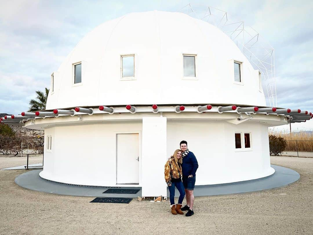 クリス・コルファーさんのインスタグラム写真 - (クリス・コルファーInstagram)「Back at the #Integratron! This place is PURE magic! Everyone needs to check it out! 👽🛸🌵🧘🏻‍♂️🪐@integratronofficial」1月24日 8時02分 - chriscolfer