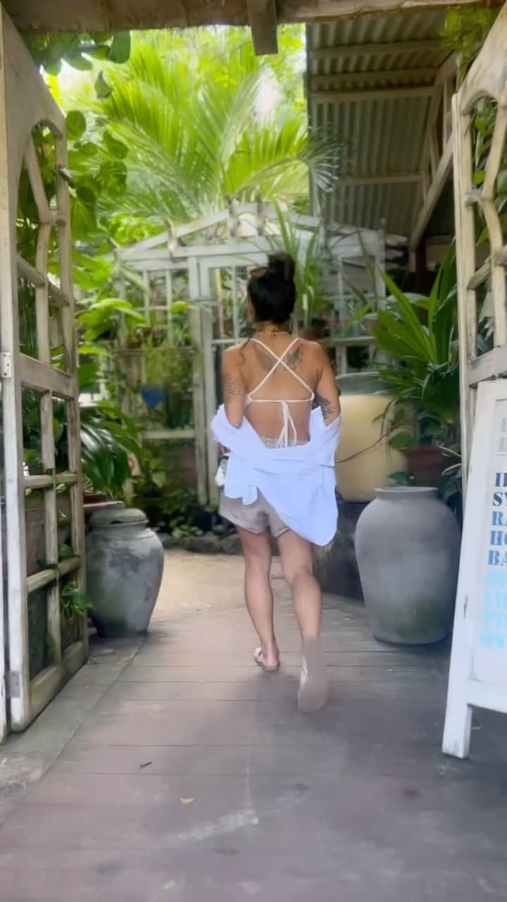 立花亜野芽のインスタグラム：「Hidden secret base restaurant in Tulum🤫🌴船長のおすすめスポットは間違いないっ🙏🤍内装はジブリの世界🧚🏻‍♀️外に出たら、カリブの海🌊麺から手作りのパスタが、絶品過ぎておったまげました🍝いつもありがとうございます🙏🏴‍☠️ @tomiyasuyuta」