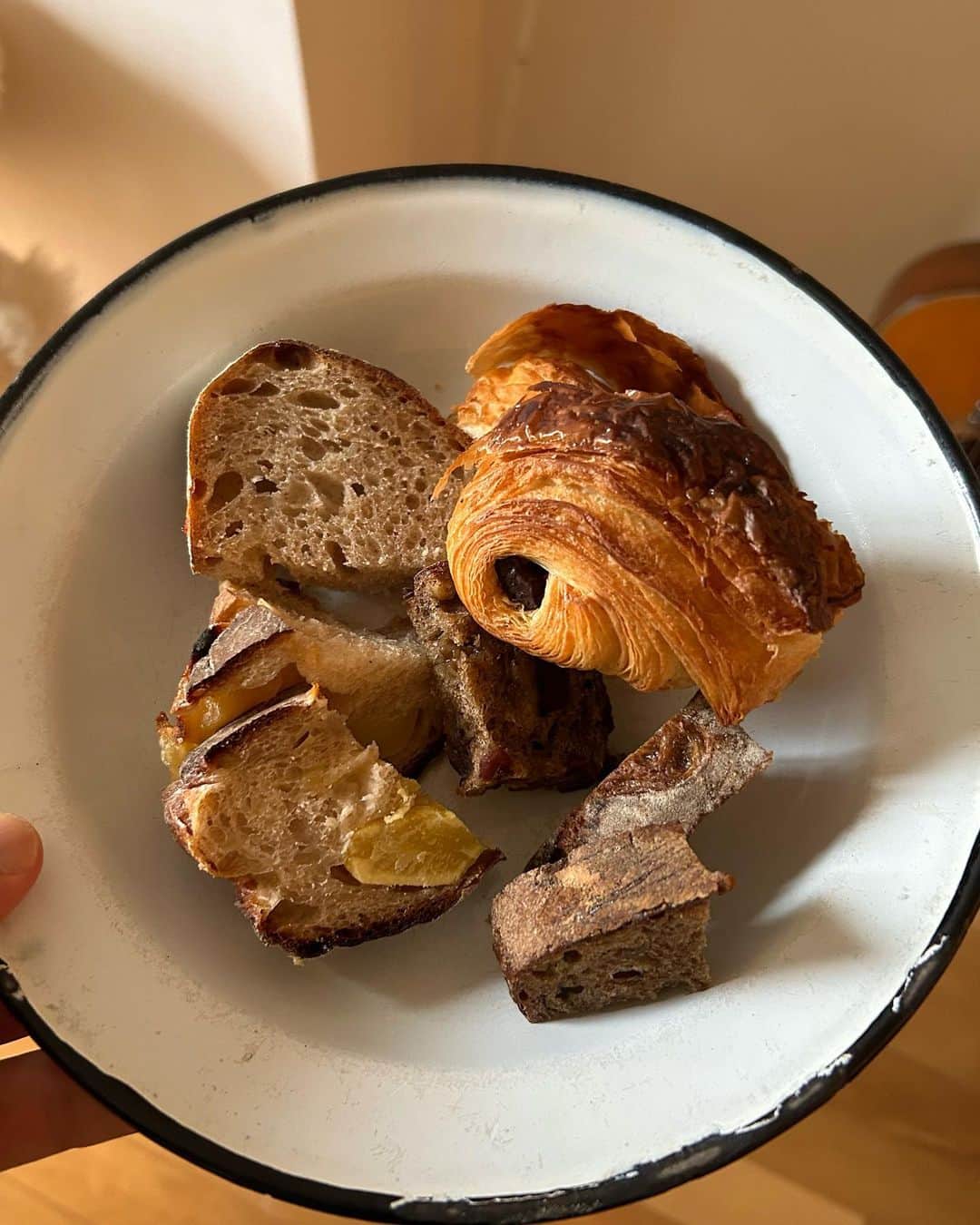 松浦弥太郎さんのインスタグラム写真 - (松浦弥太郎Instagram)「おはようございます。パンの切れ端をまとめてみたら、なんだかごちそうになりました。ちいさく切るとお年寄りも食べやすい。あったかいコーヒーといただきます。余りものには福がある。#松浦弥太郎 #今日もていねいに」1月24日 8時34分 - yatarom