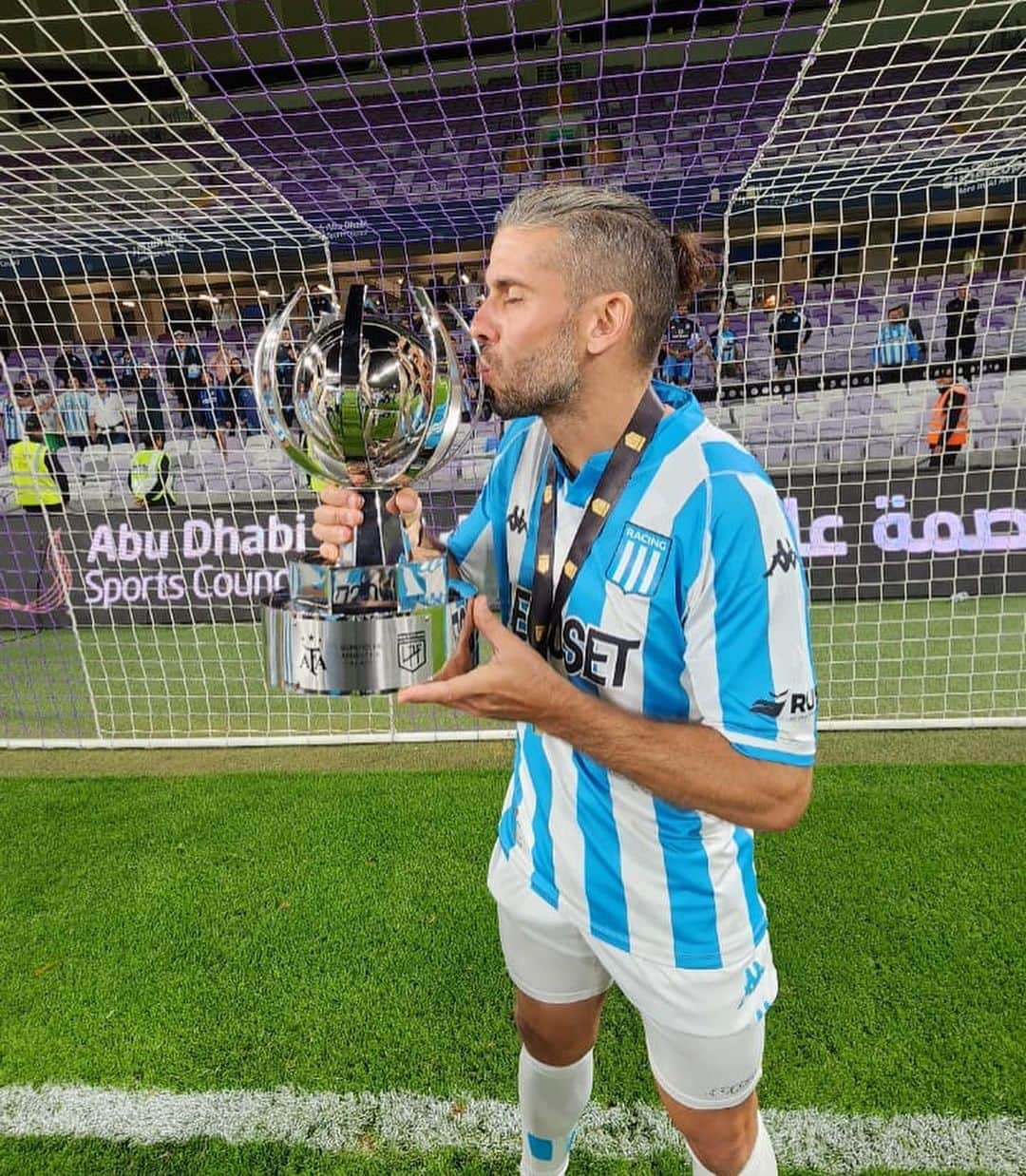 エミリアーノ・インスアのインスタグラム：「Que lindo arrancar el año así   🇦🇪🏆💙  @racingclub」