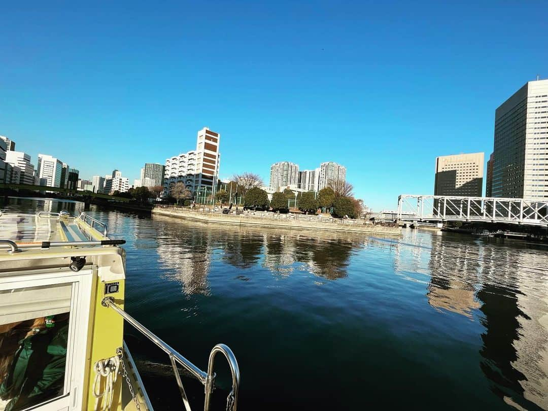 TOKYO WATER TAXIさんのインスタグラム写真 - (TOKYO WATER TAXIInstagram)「ここは天王洲の前にある 運河の十字路。 目黒川の旧河口でもあります。  少し進むと品川港南口。 こんなに静かな水辺があります。  特にこの水路は魚の群れが多く、ボートからたくさんの魚が跳ねたり、泳ぐ姿を見る事が出来ます。  小さな運河は魚達のゆりかご。稚魚はここで育ち、広い海に旅立ちます。  #品川 #港南口 #港区 #品川区 #天王洲 #水辺 #憩いの場所」1月24日 9時30分 - tokyowatertaxi