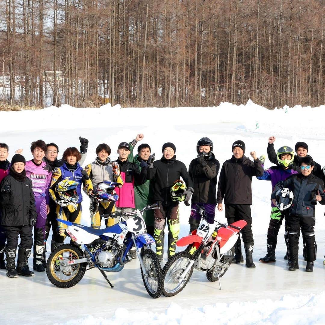 原田哲也さんのインスタグラム写真 - (原田哲也Instagram)「北海道で氷の上をバイクで走ってきました。 面白すぎ！これおすすめです！ 日本滞在5日間だけど帰ってきてよかった！ 今回誘ってくださったNCXXグループの皆様ありがとうございました。 それから武石さんコースメンテナンスありがとうございました。 この模様はライダースクラブとバイク人に掲載予定です。興味のある方は是非見てください。 #araihelmet #dainese #nexxracing #ridersclub #バイク人#武石伸也#新千歳モーターランド」1月24日 19時06分 - tetsuya_harada31
