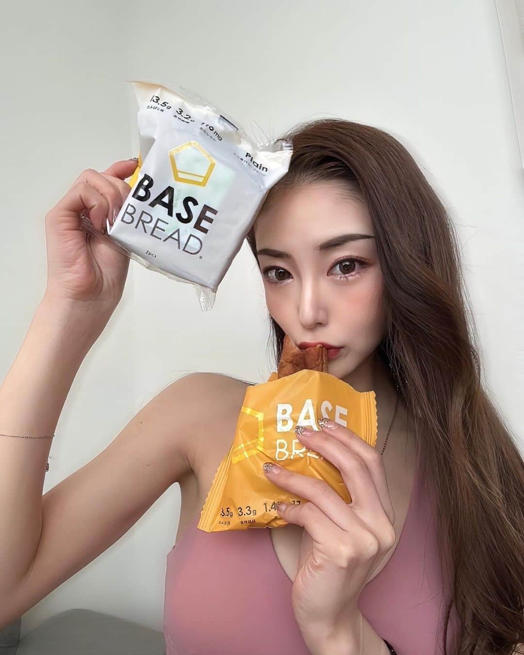 赤嶺紗羅のインスタグラム：「コンビニやジムでも見かけて 気になってたBASE FOOD🍞！ 　 私みたいにパン大好きな人には 美味しく手軽に食べられるのが嬉しい❣️ 　 フレーバーも沢山だから飽きない🫶 　 　 　  #BASEBREAD #BASEFOOD #ベースブレッド #ベースフード #食物繊維 #たんぱく質 #体質改善 #全粒粉 #PR 　 @basefood_tokyo」