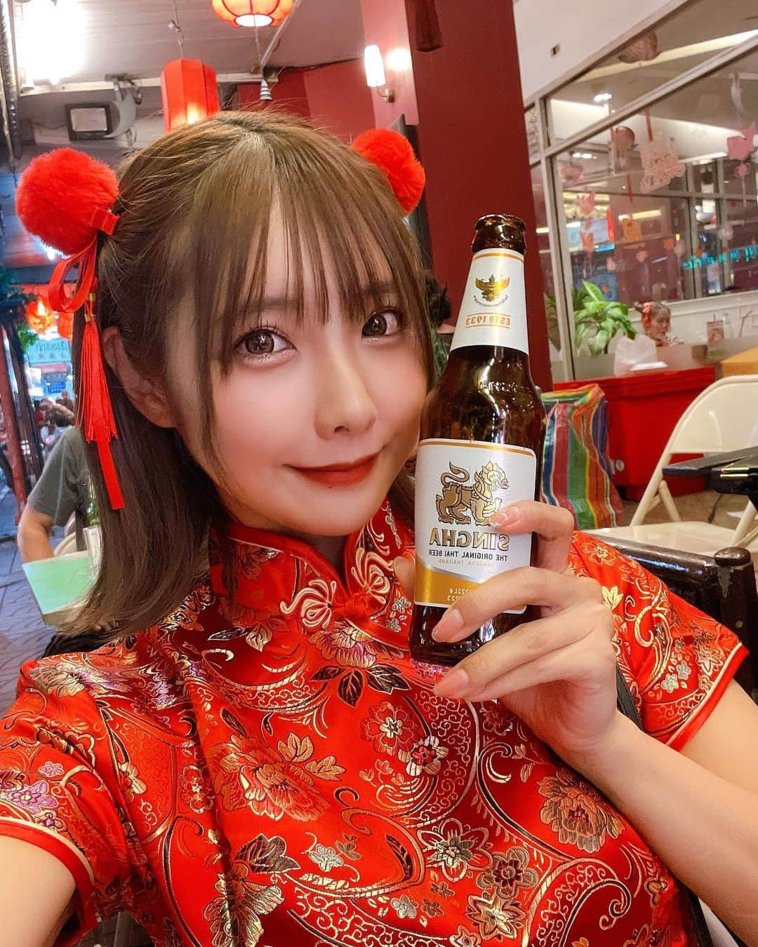 みまるさんのインスタグラム写真 - (みまるInstagram)「🇨🇳❤️🍺✨ チャイナドレスでヤワラート楽しかった😎😎😎 YouTube動画あげたからみてね📹  #みまる #mimaru #🇹🇭 #海外移住 #タイ #バンコク #タイ移住 #バンコク生活 #bangkok #thailand #海外生活  #海外旅行  #ナチュラルライフ #干物女 #自由人 #youtuber #バンコク情報  #みまるチャンネル #在タイ日本人 #在タイ #バンコク駐妻 #バンコク観光 #バンコク旅行 #ヤワラート #春節 #旧正月 #chinesenewyear」1月24日 19時09分 - mimaru_dayo